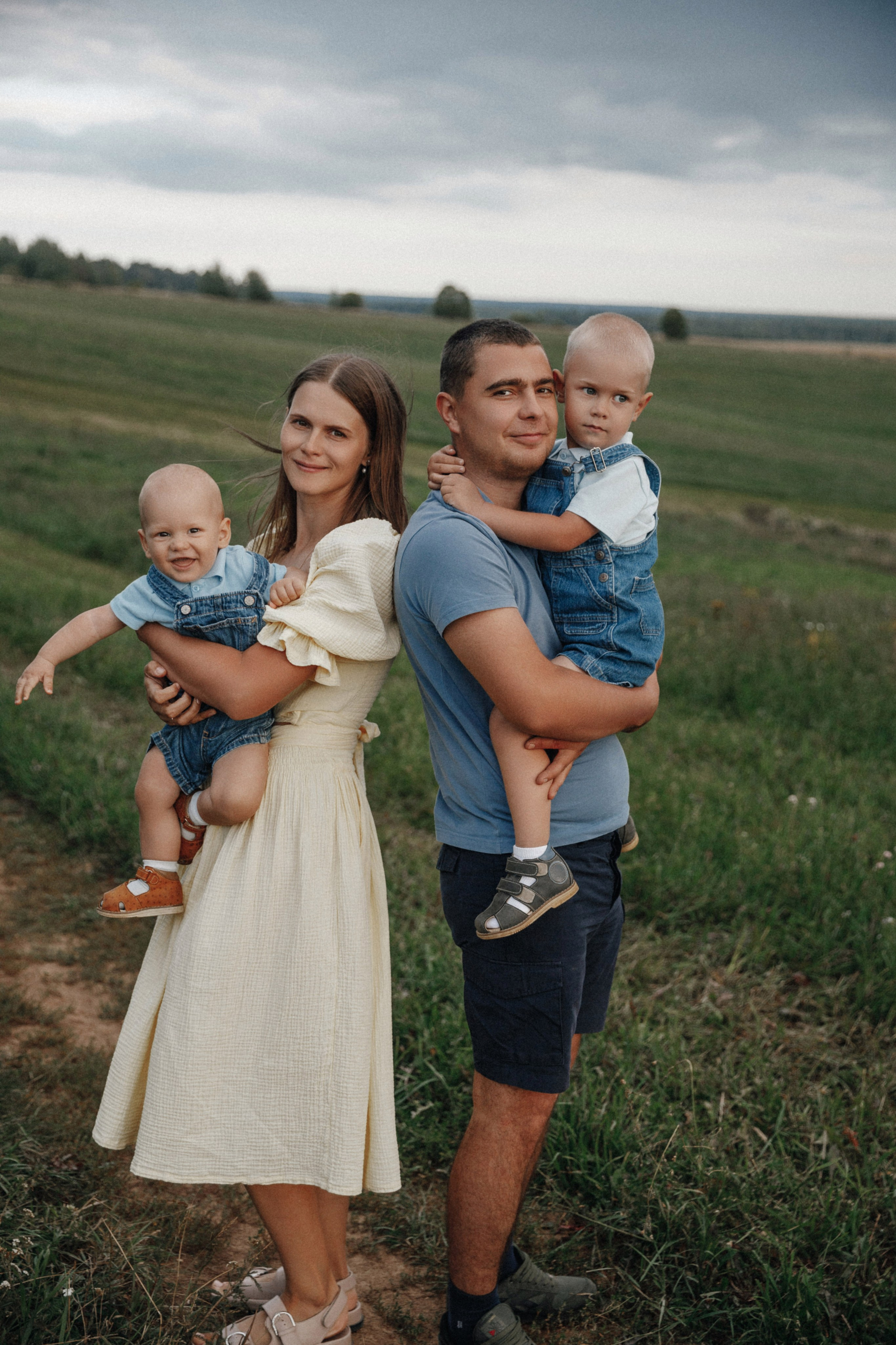 Семейная фотосессия в поле. Фотограф во Владимире Татьяна Бабикова