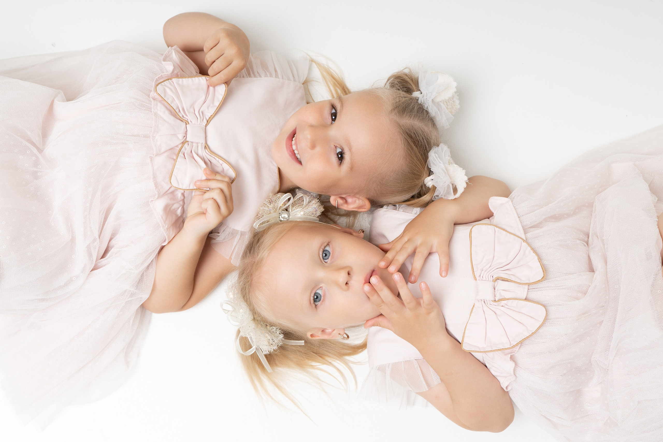 Алисе и Анюте 4 года. Фотограф Татьяна Мамонтова