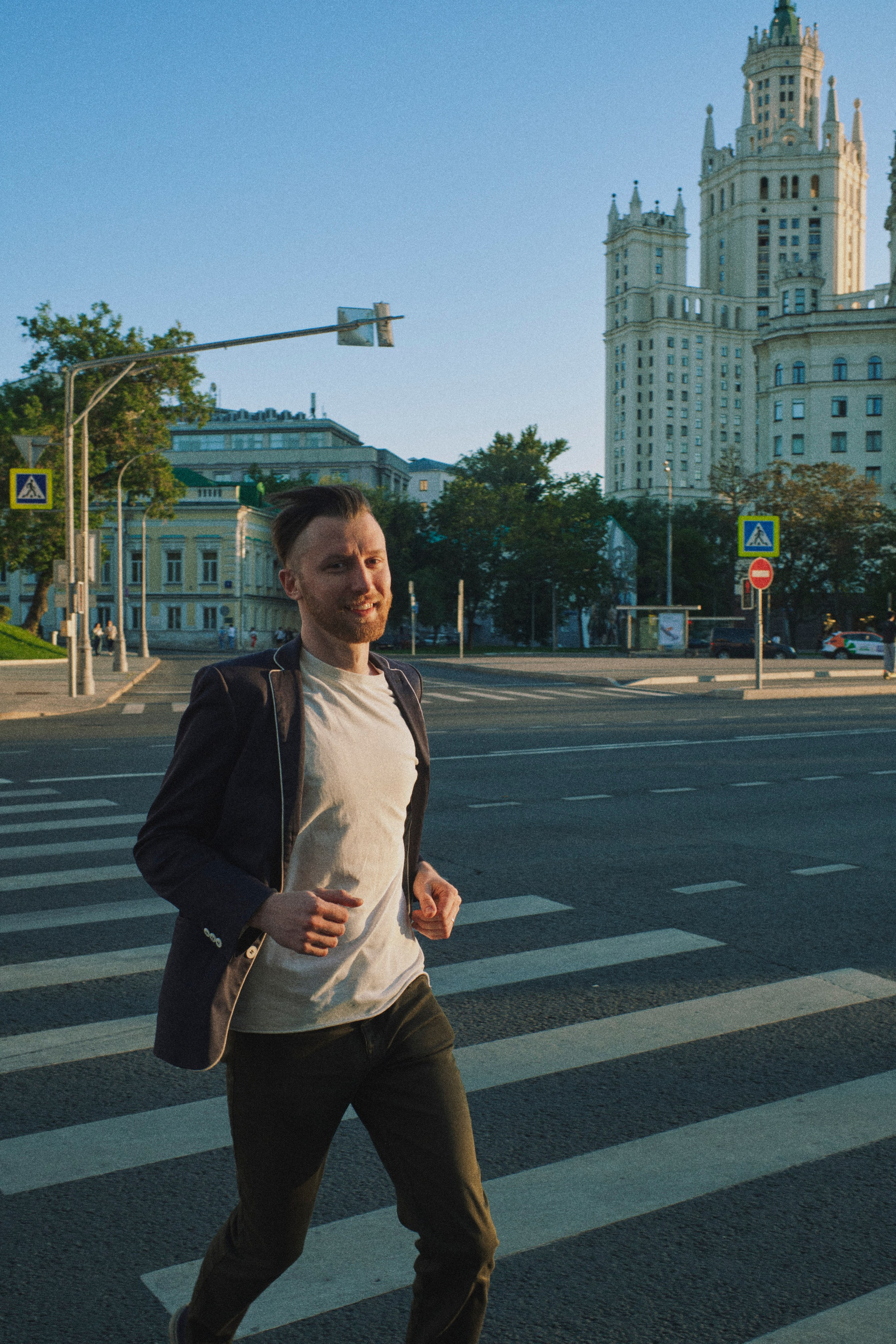 Мужчина перебегает пешеходный переход