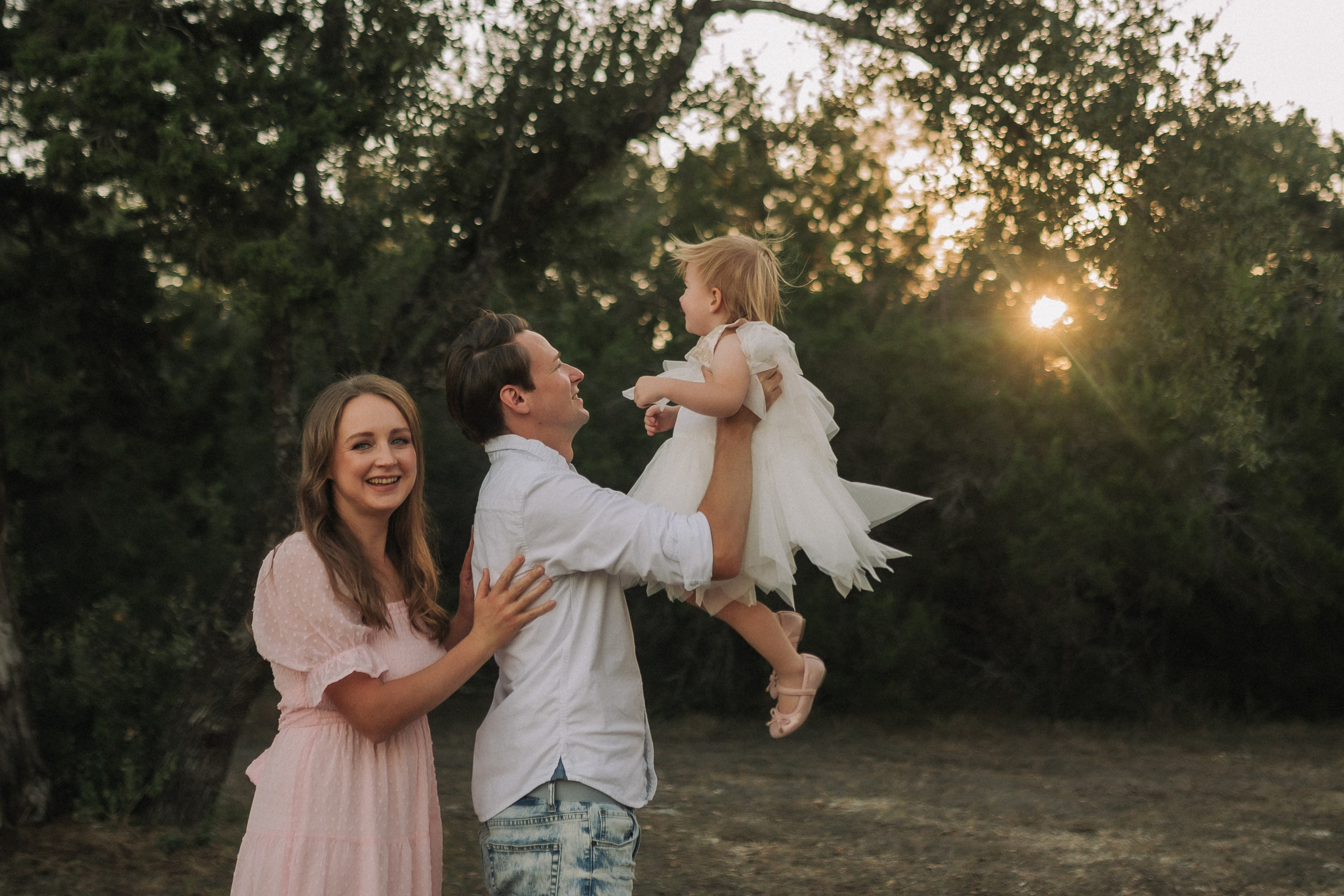 Family snuggles & smiles — cozy family photos