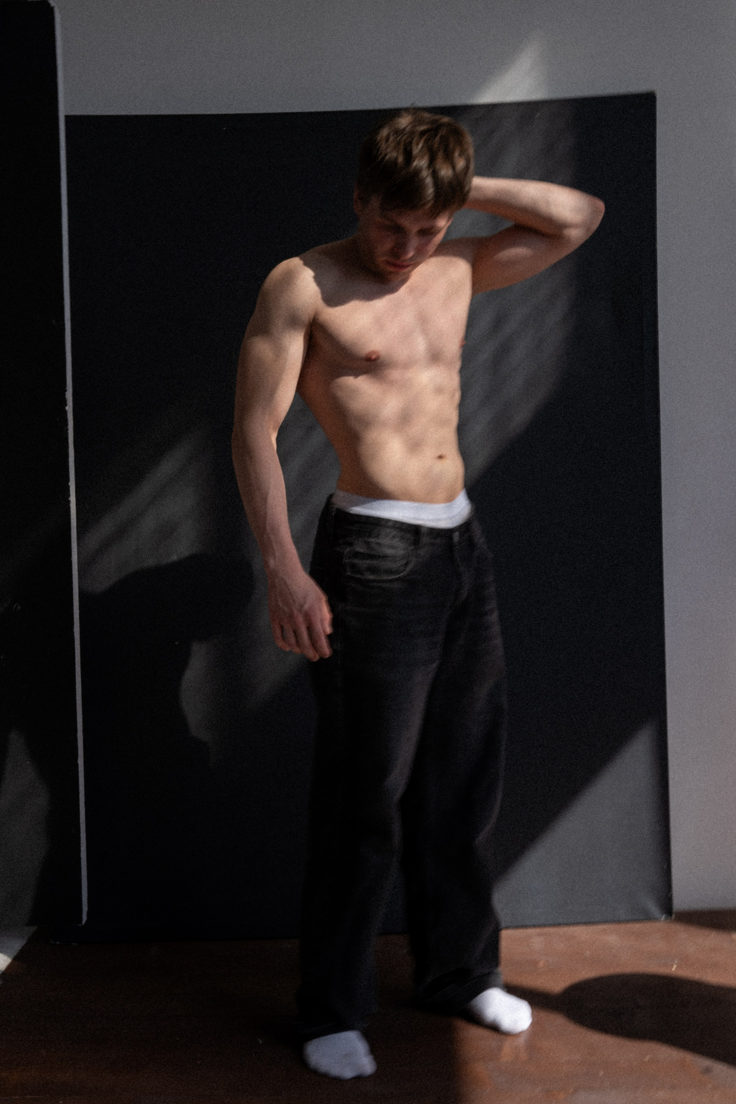 студийный портрет молодого атлетичного мужчины