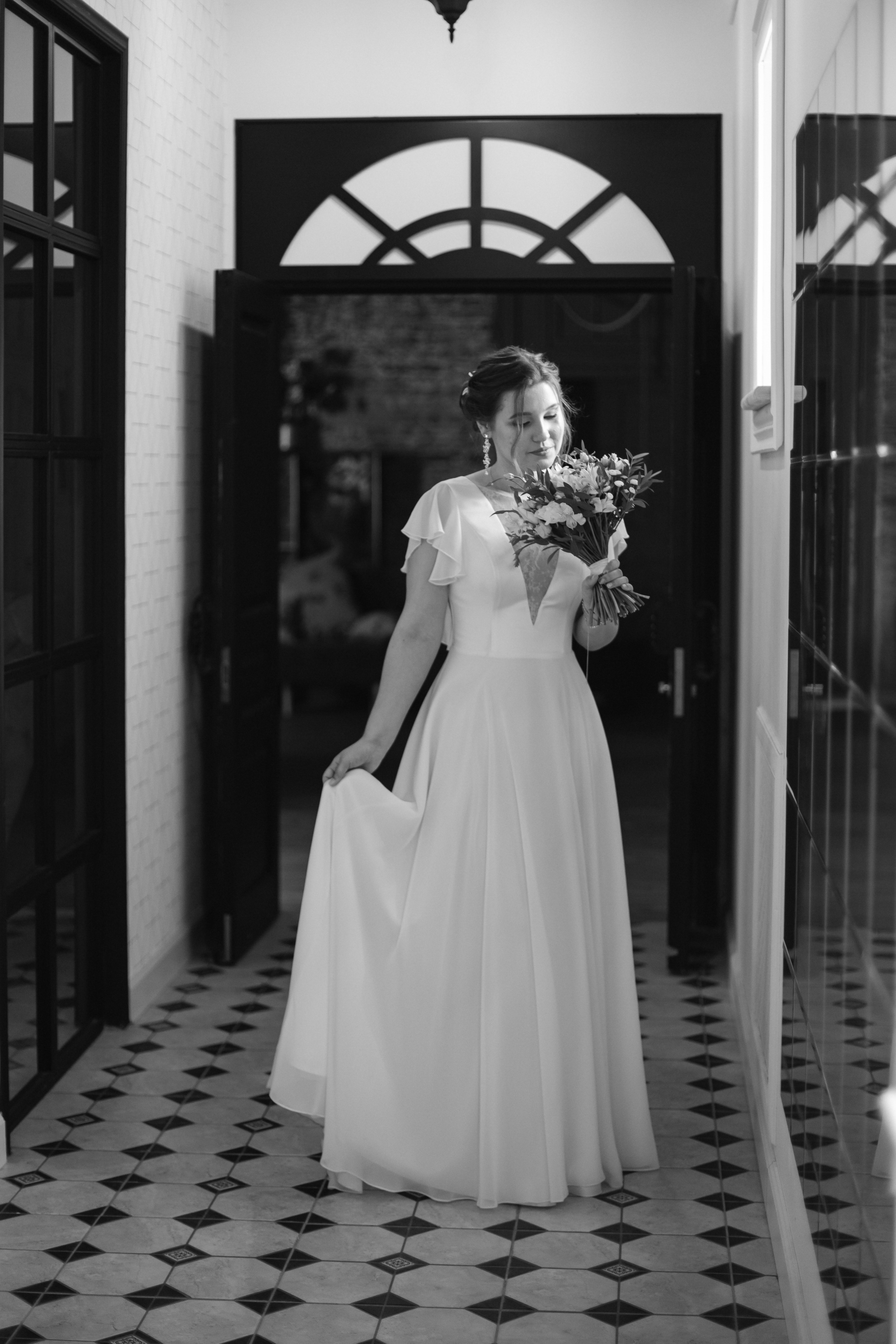 ЧБ фотография невесты с букетом
