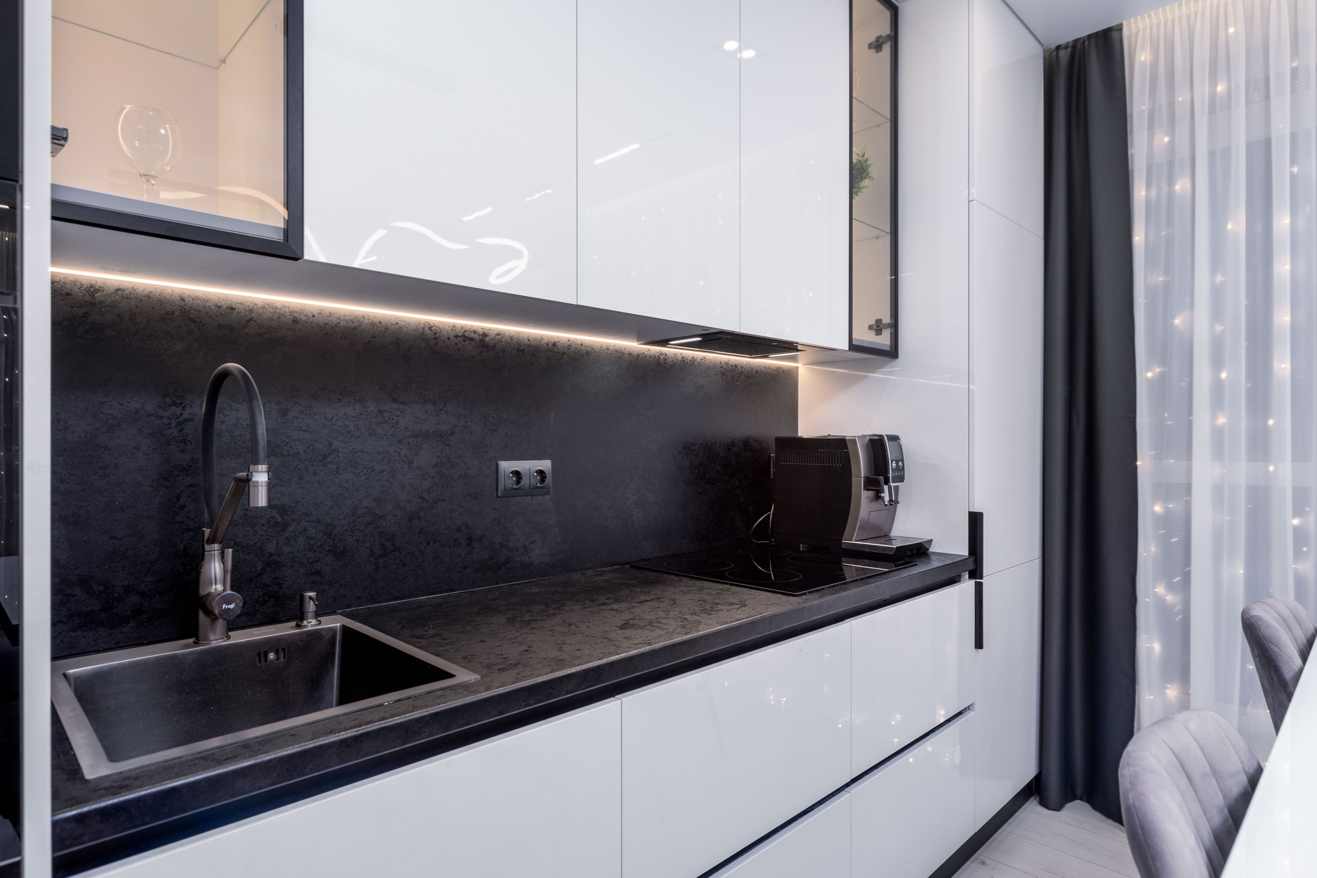 Интерьер трехкомнатной квартиры в Минске - кухня с кухонным оборудованием