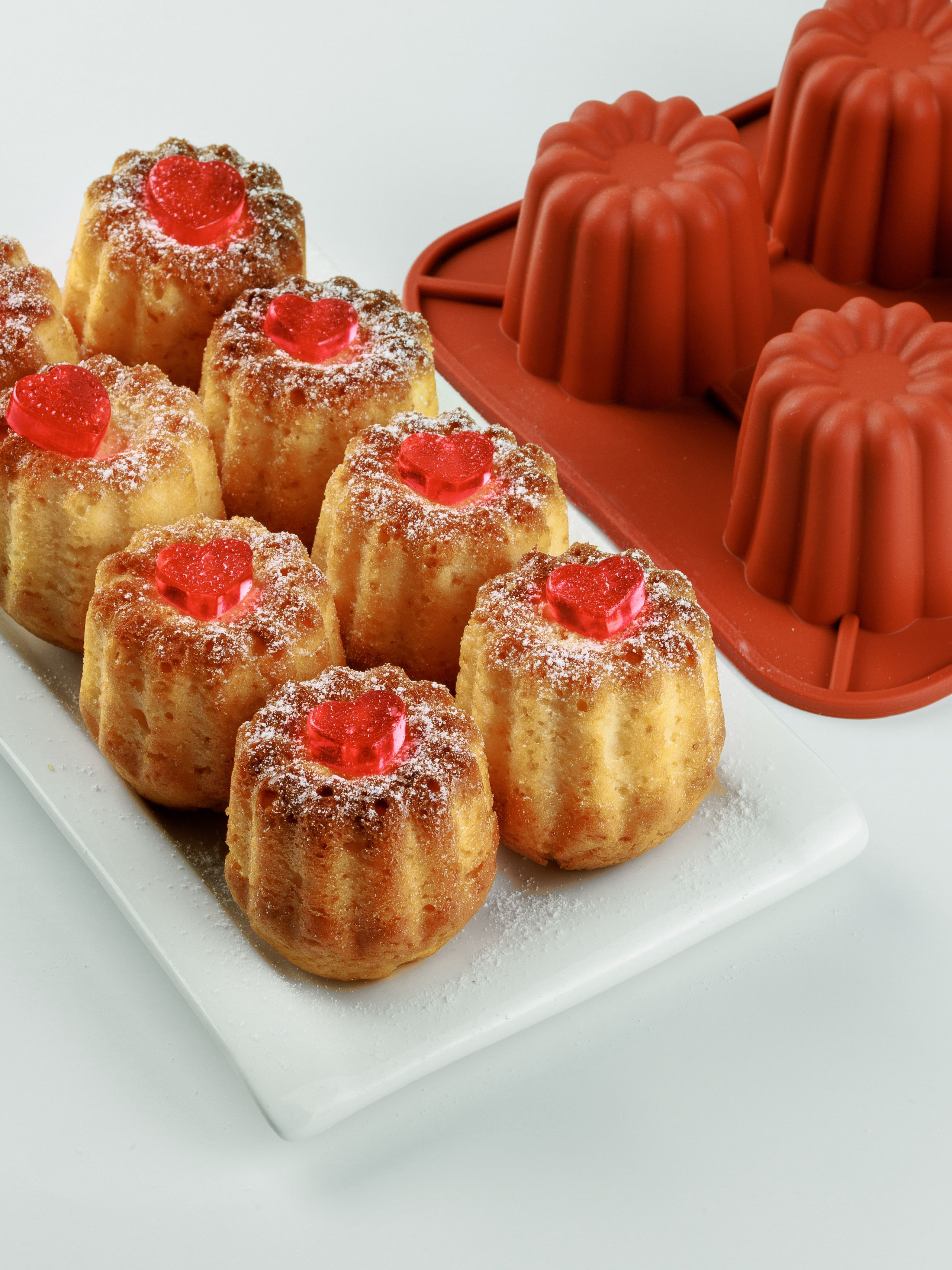 Канеле на белом фоне