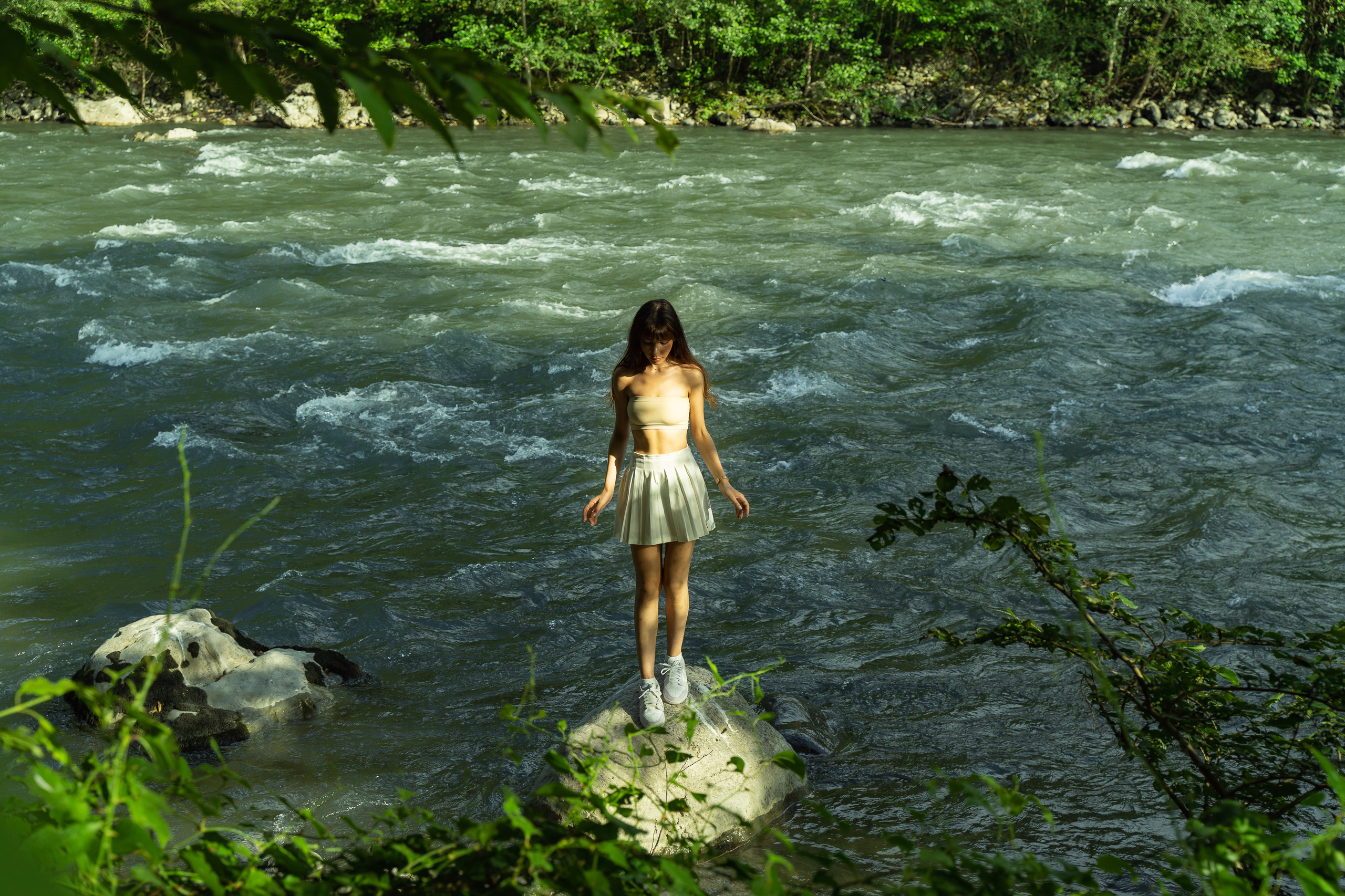 Река Мзымта девушка на камне