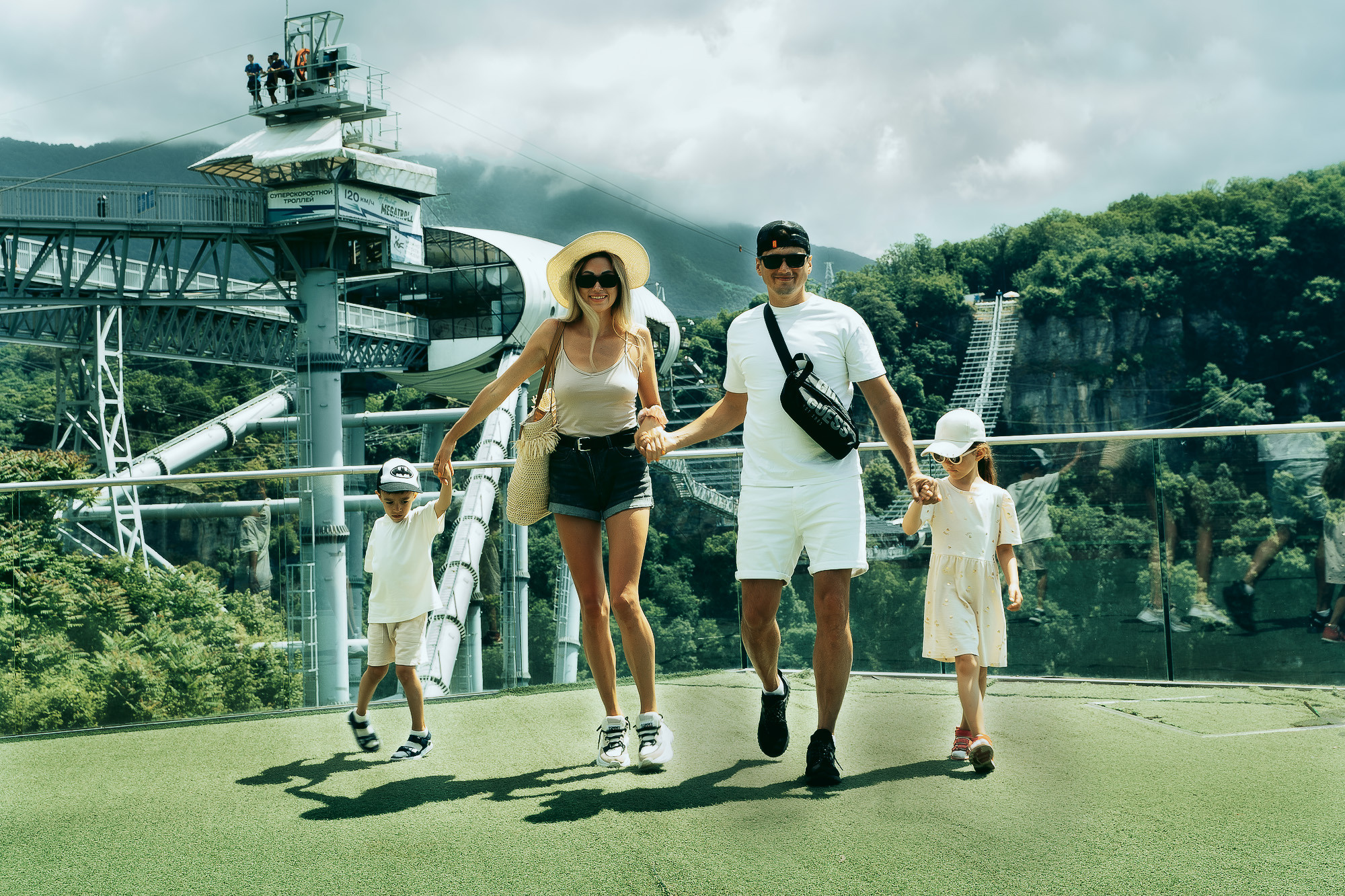 Скайпарк в Сочи бегущие мама папа и дети