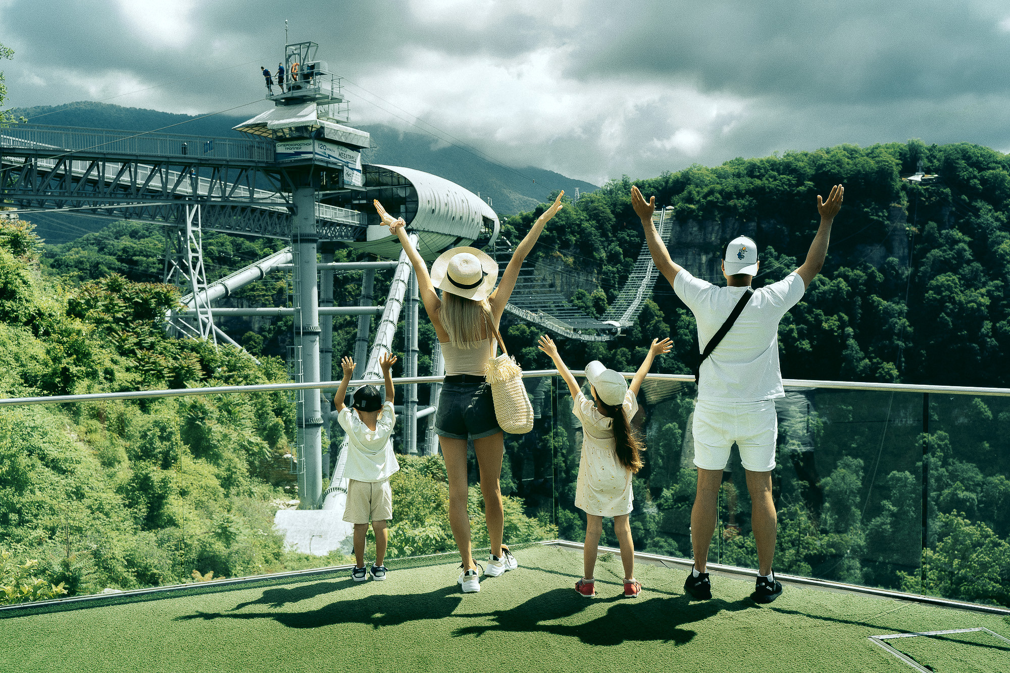 Скайпарк семья гуляет в Сочи