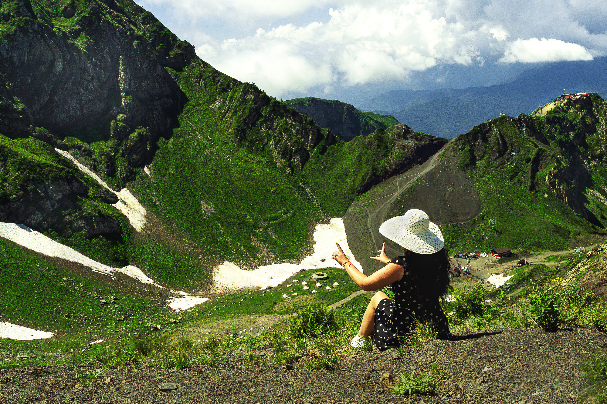 Горы  девушка в белой шляпе