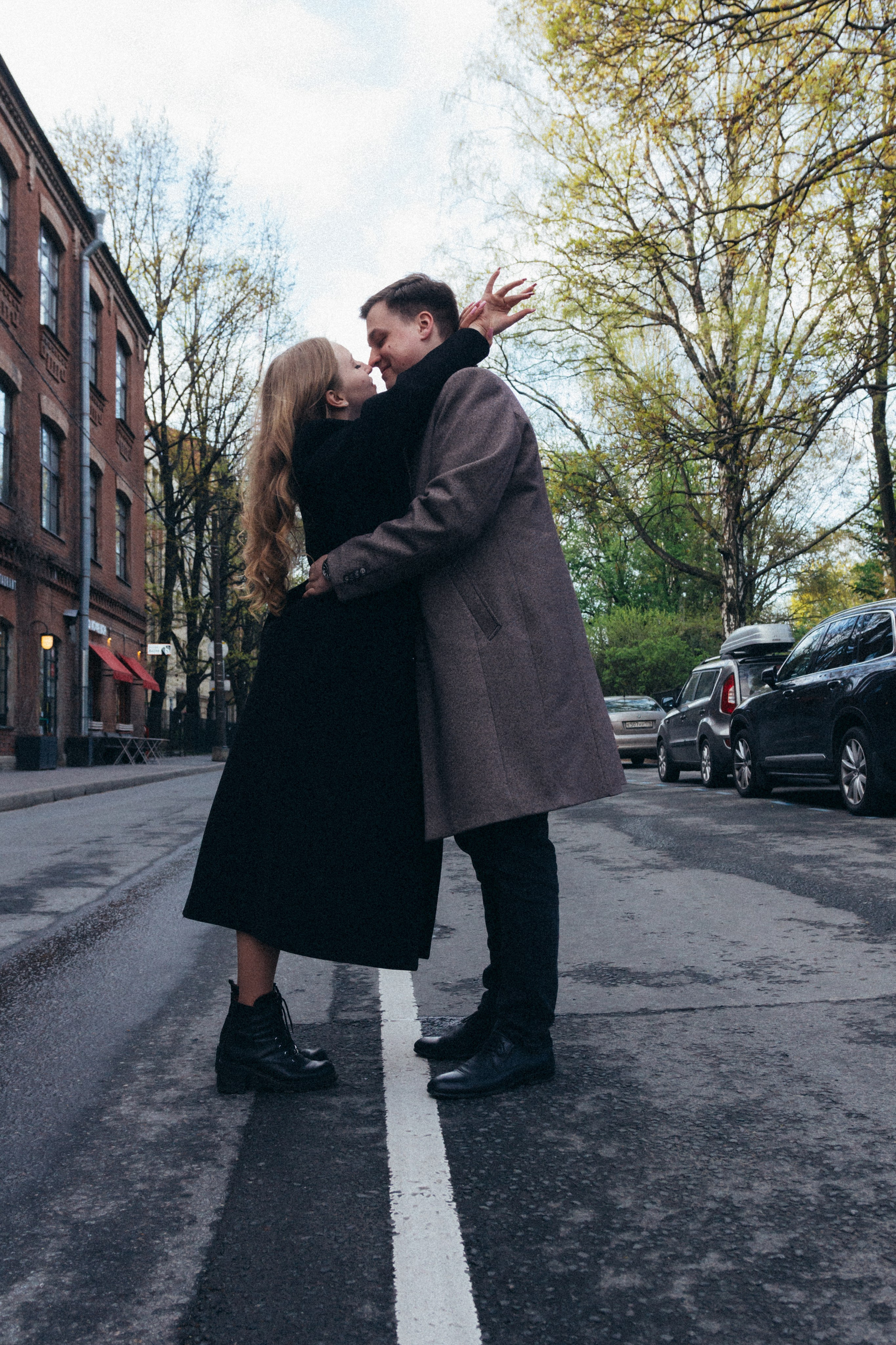 сплошная линия пара обнимается и целуется