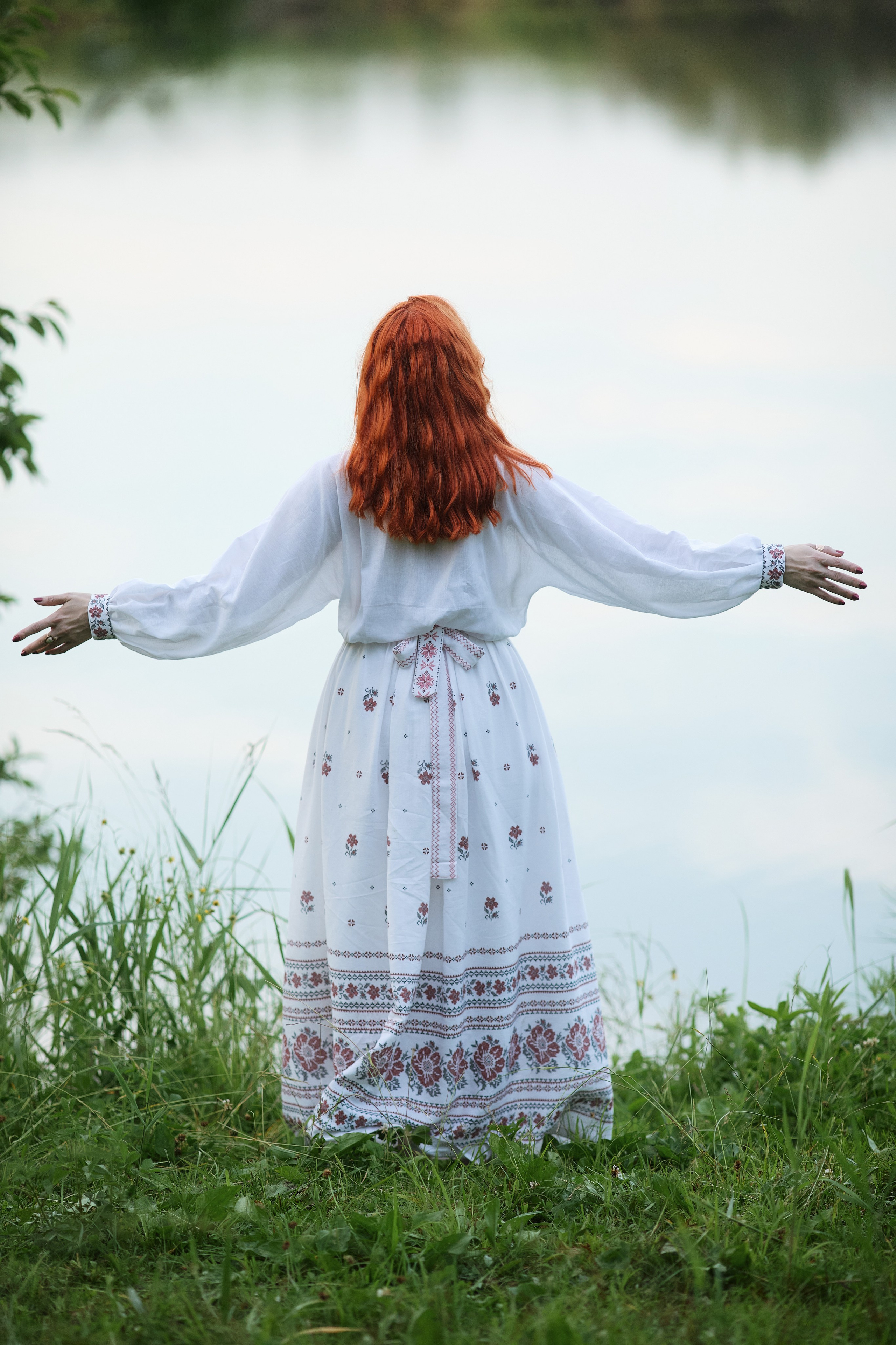 Позы для фотосессии на озере в стиле Ивана Купала