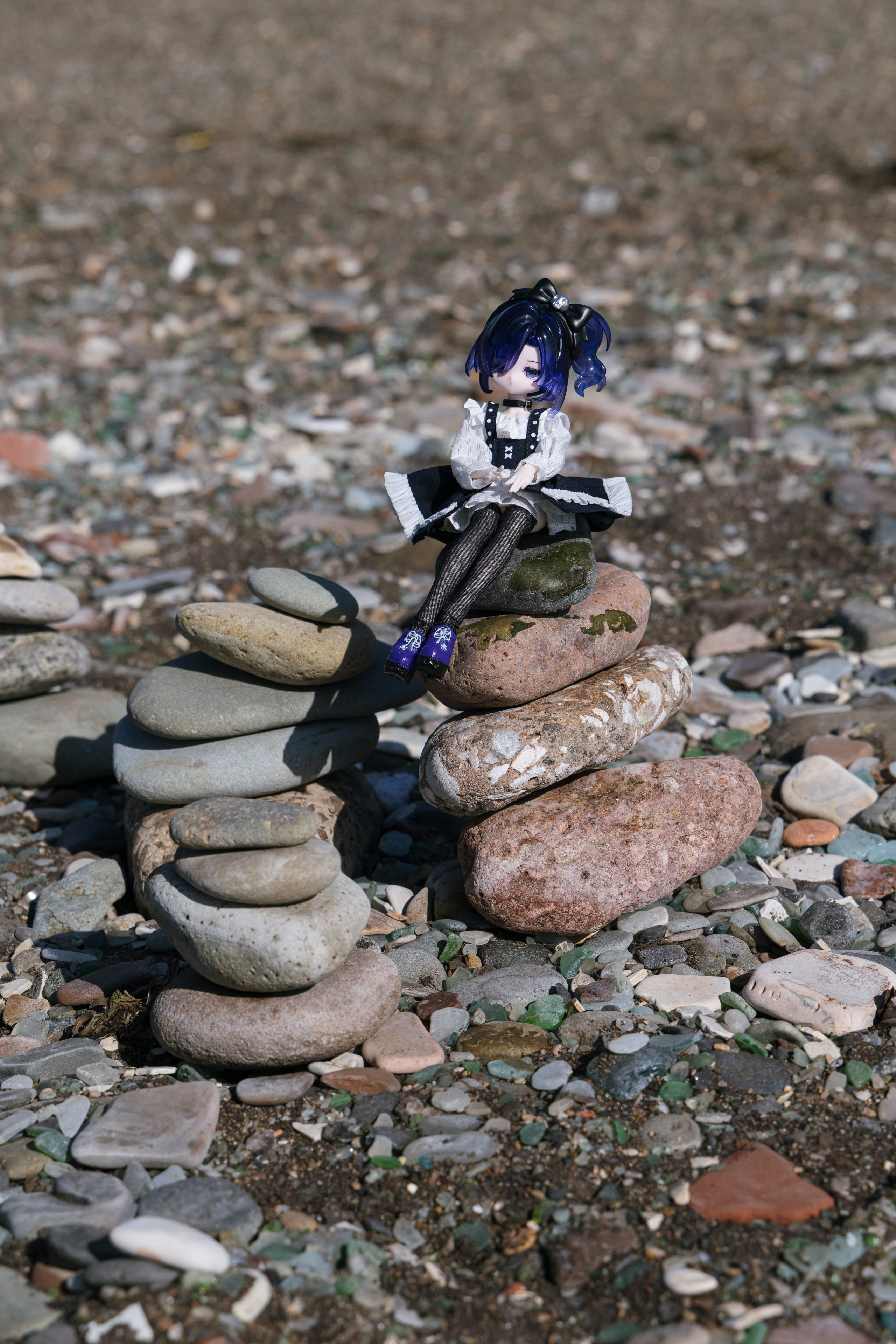 Фотосъёмка аниме фигурки на Стеклянном пляже во Владивостоке