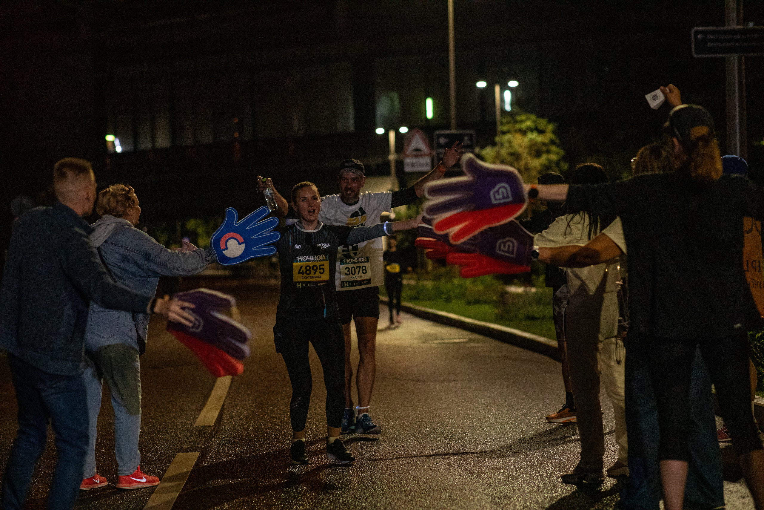 Ночной забег в ленте фотографий бегунов 03.08.24. Фотограф Сергей Ловкий