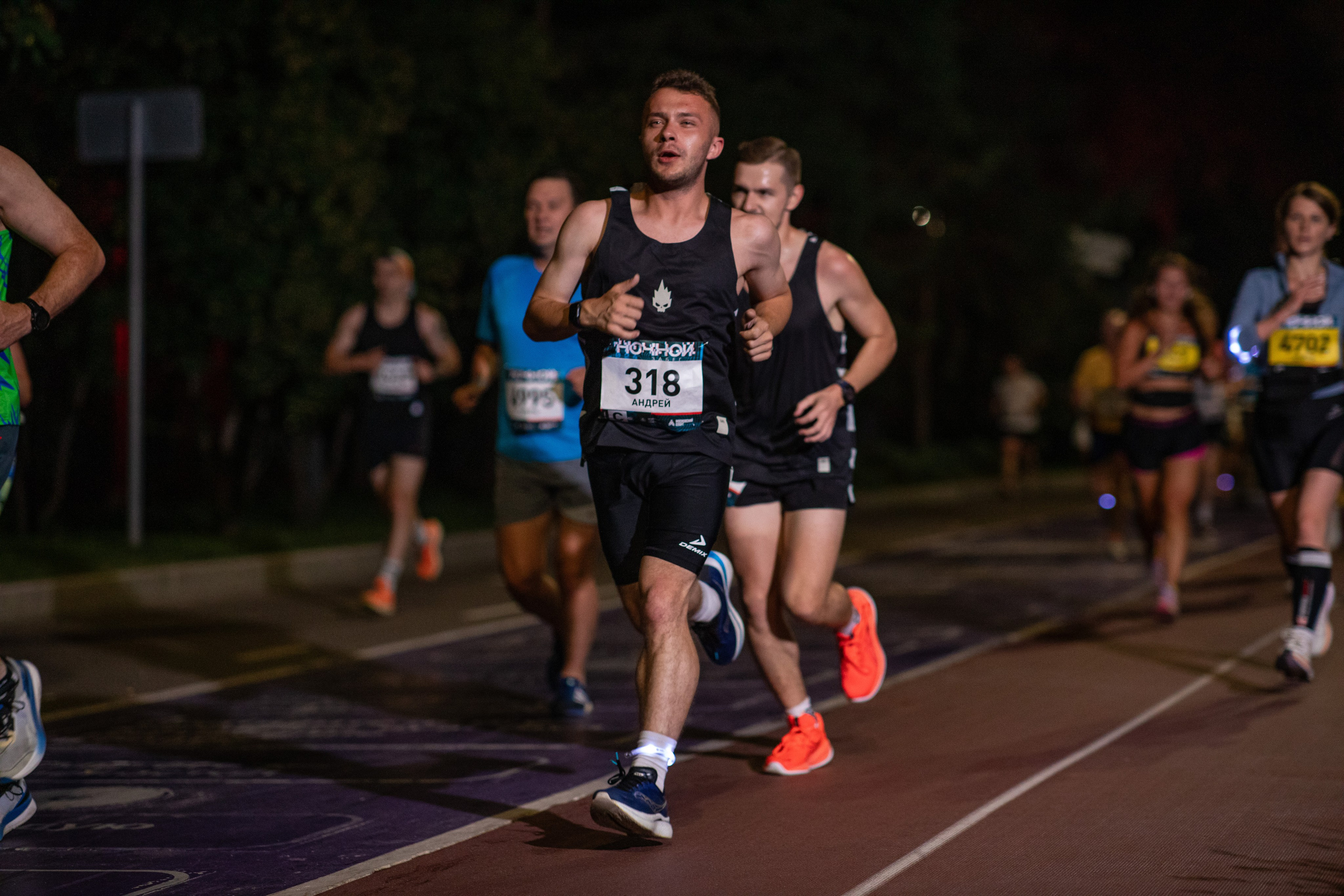 Ночной забег в ленте фотографий бегунов 03.08.24. Фотограф Сергей Ловкий
