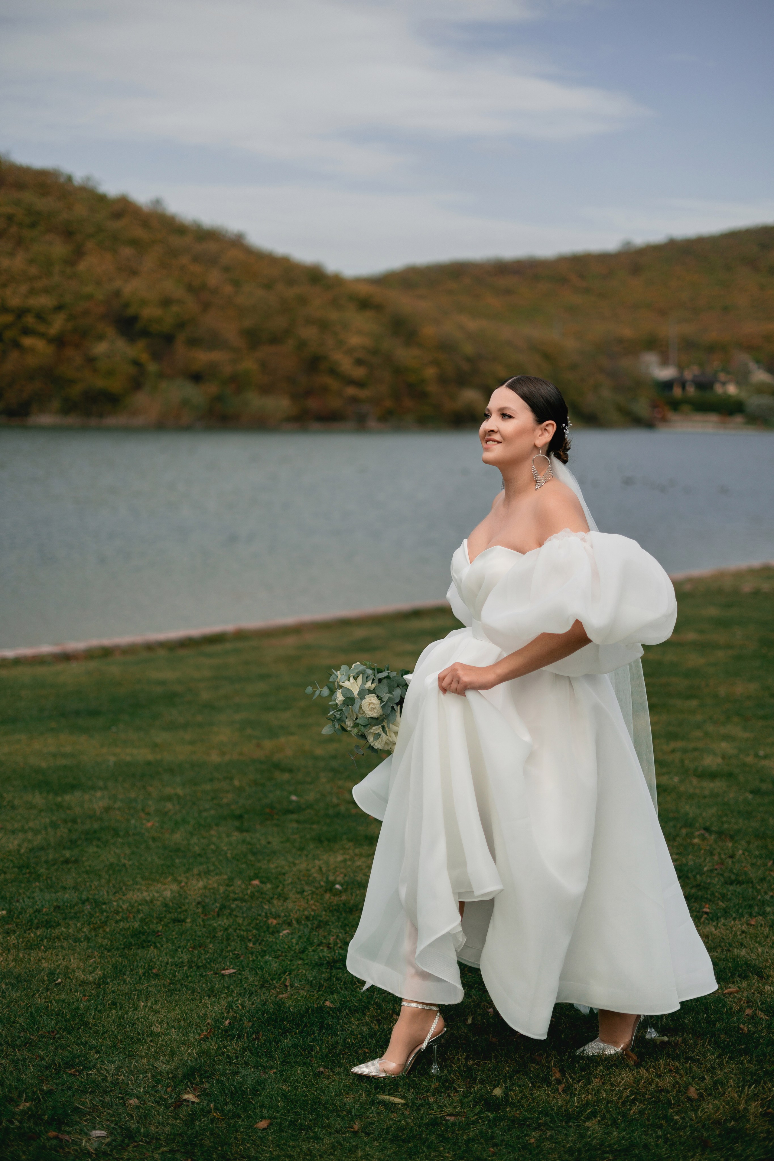 Невеста бежит по газону в свадебном платье – динамичный кадр, сделанный в окрестностях Анапы  