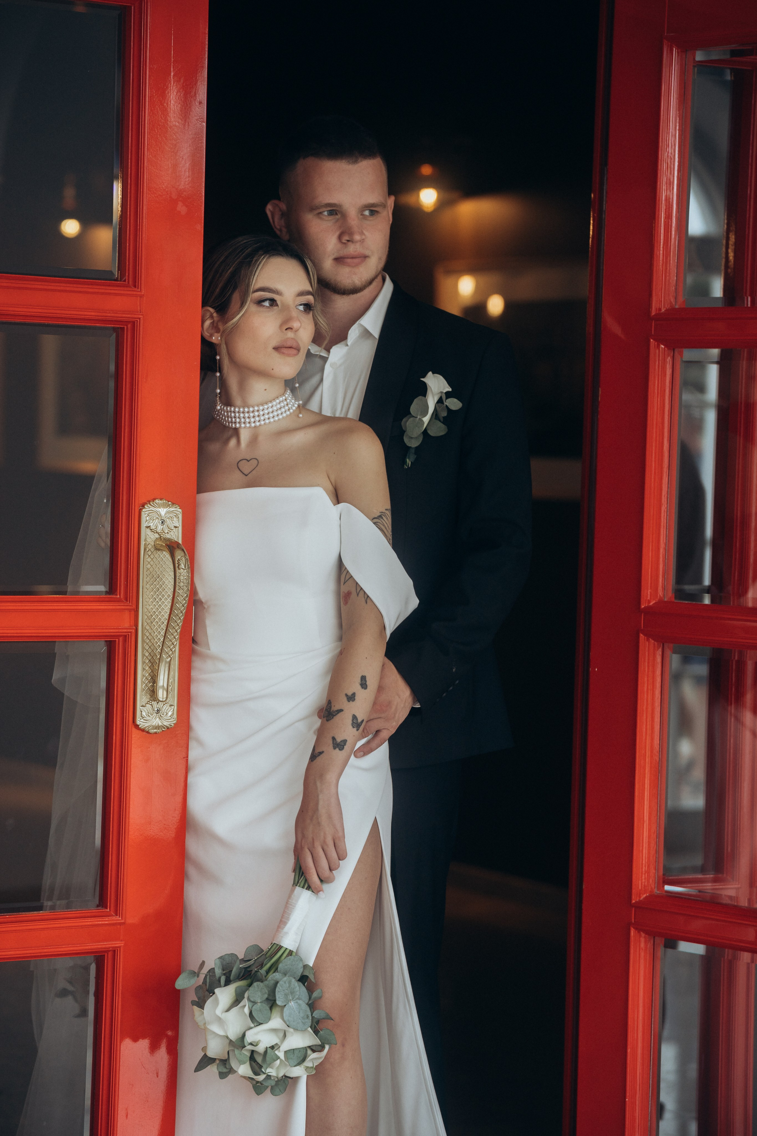 Жених и невеста, красные двери, свадебная фотография, съёмка в локациях Темрюка, в поместье Голубицкое