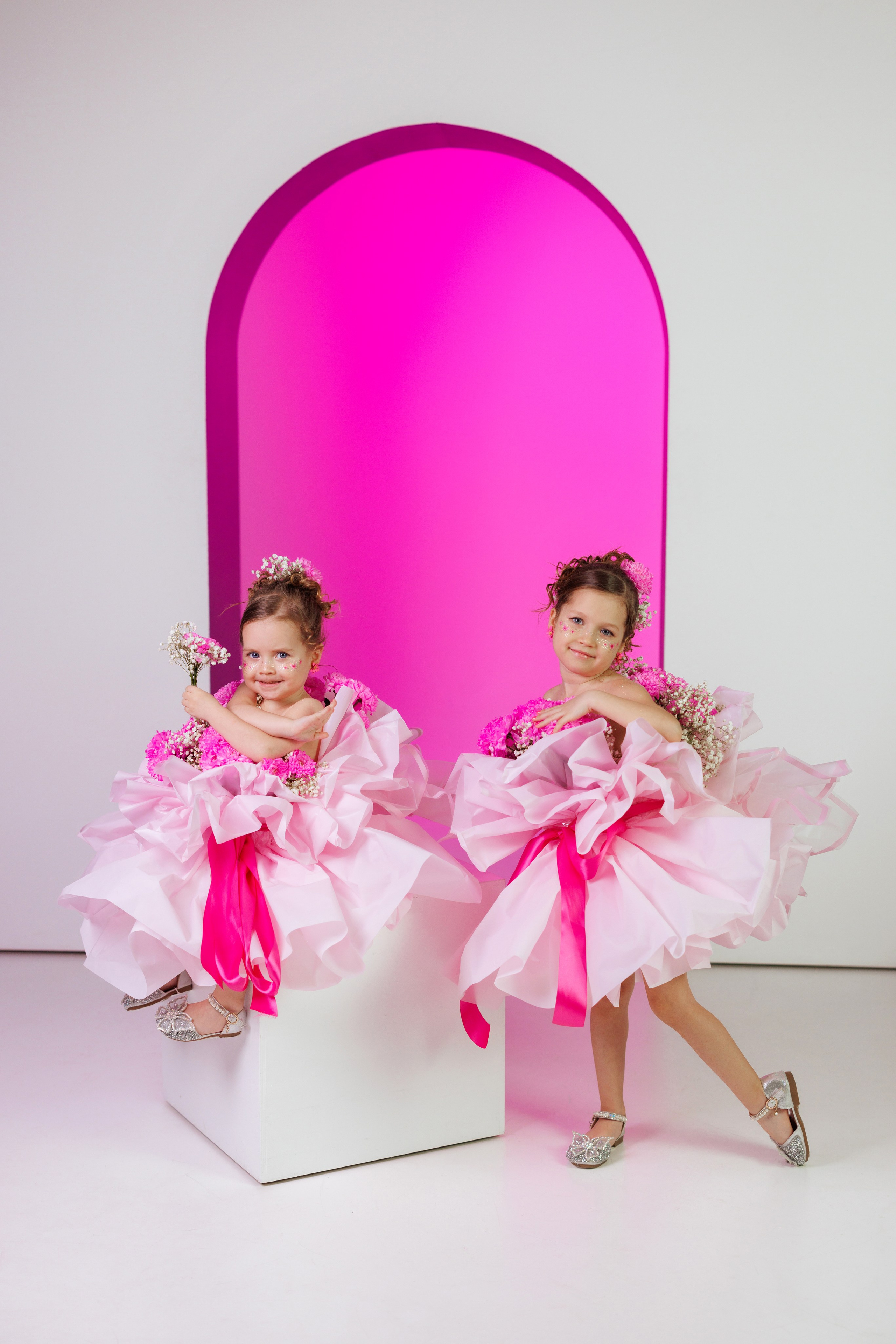 Фотосессия для девочек в форме букета с живыми цветами. Семейный и детский фотограф в Краснодаре Анна Трашкова