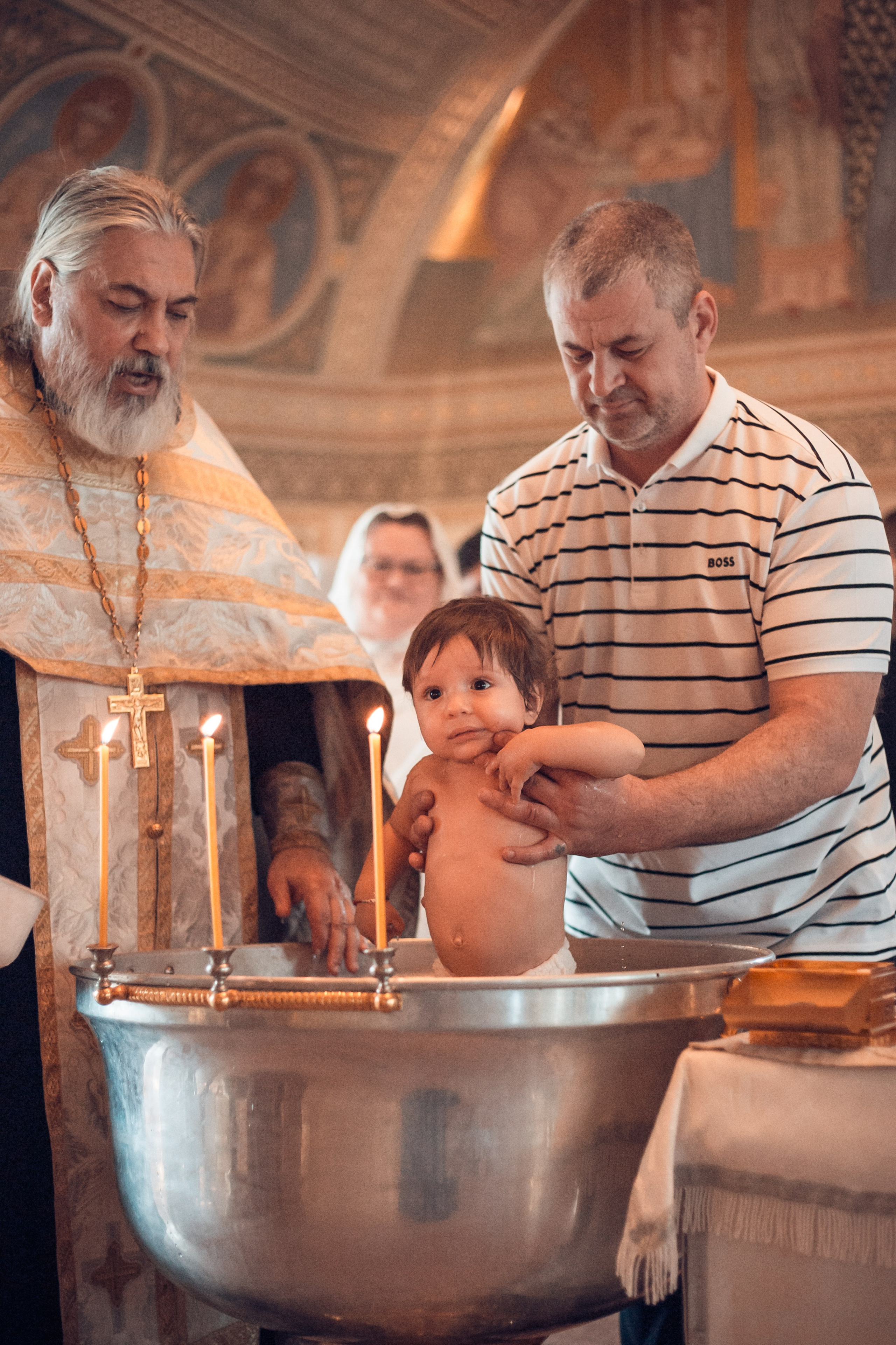 Окунание в купель в храме