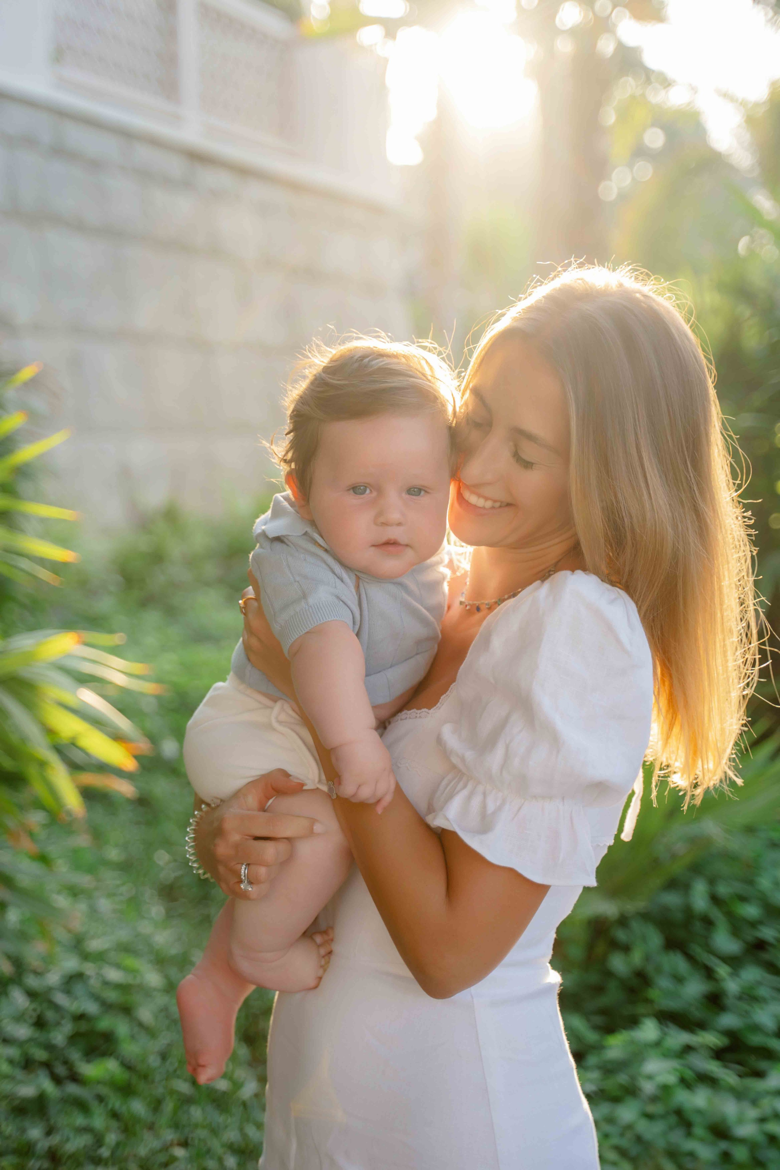 Фотосессия большой семьи в светлых тонах в зелени. Фотограф и видеограф в Москве и Абу Даби Мария Кулагина