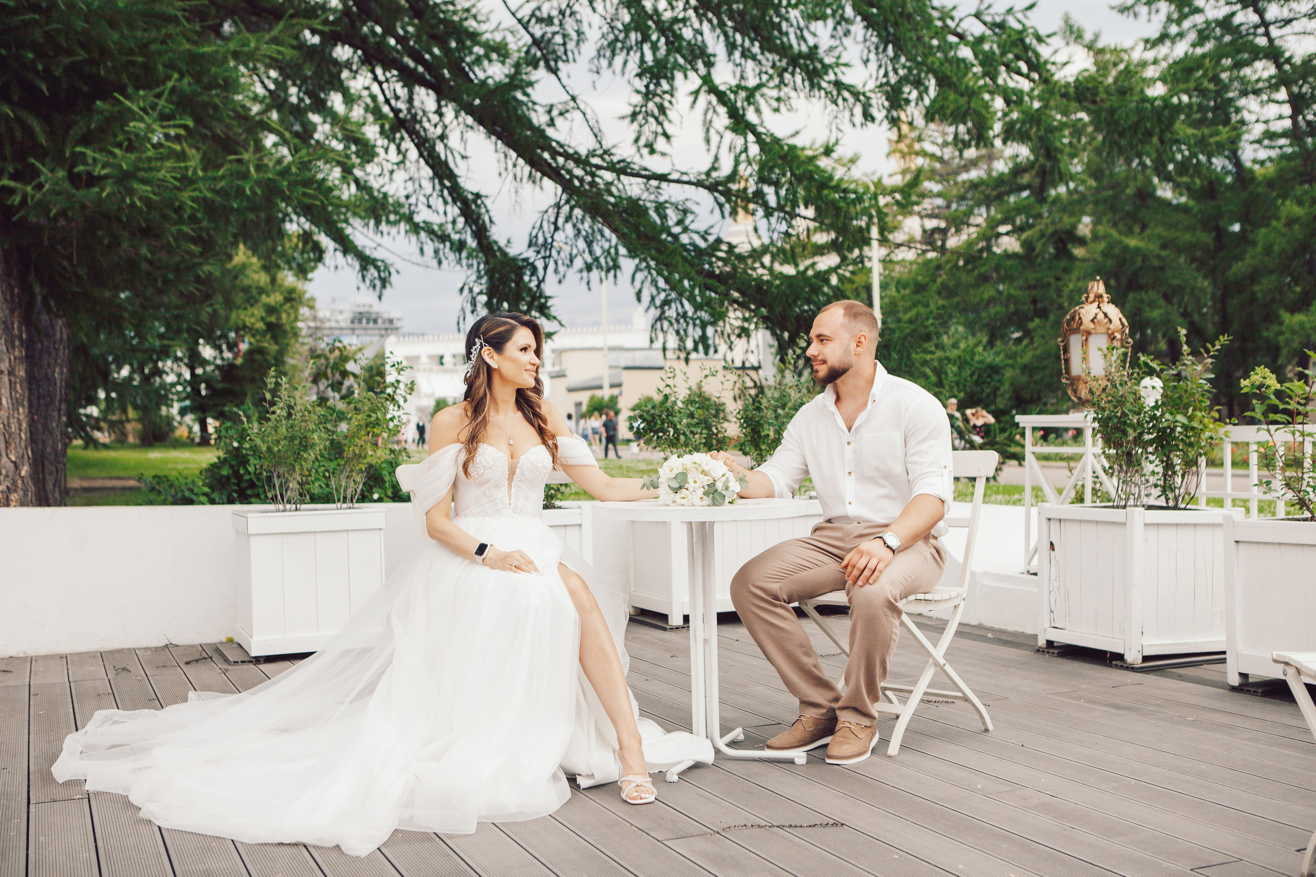 Фотосессия молодоженов в ресторане московское небо на вднх после росписи в загсе