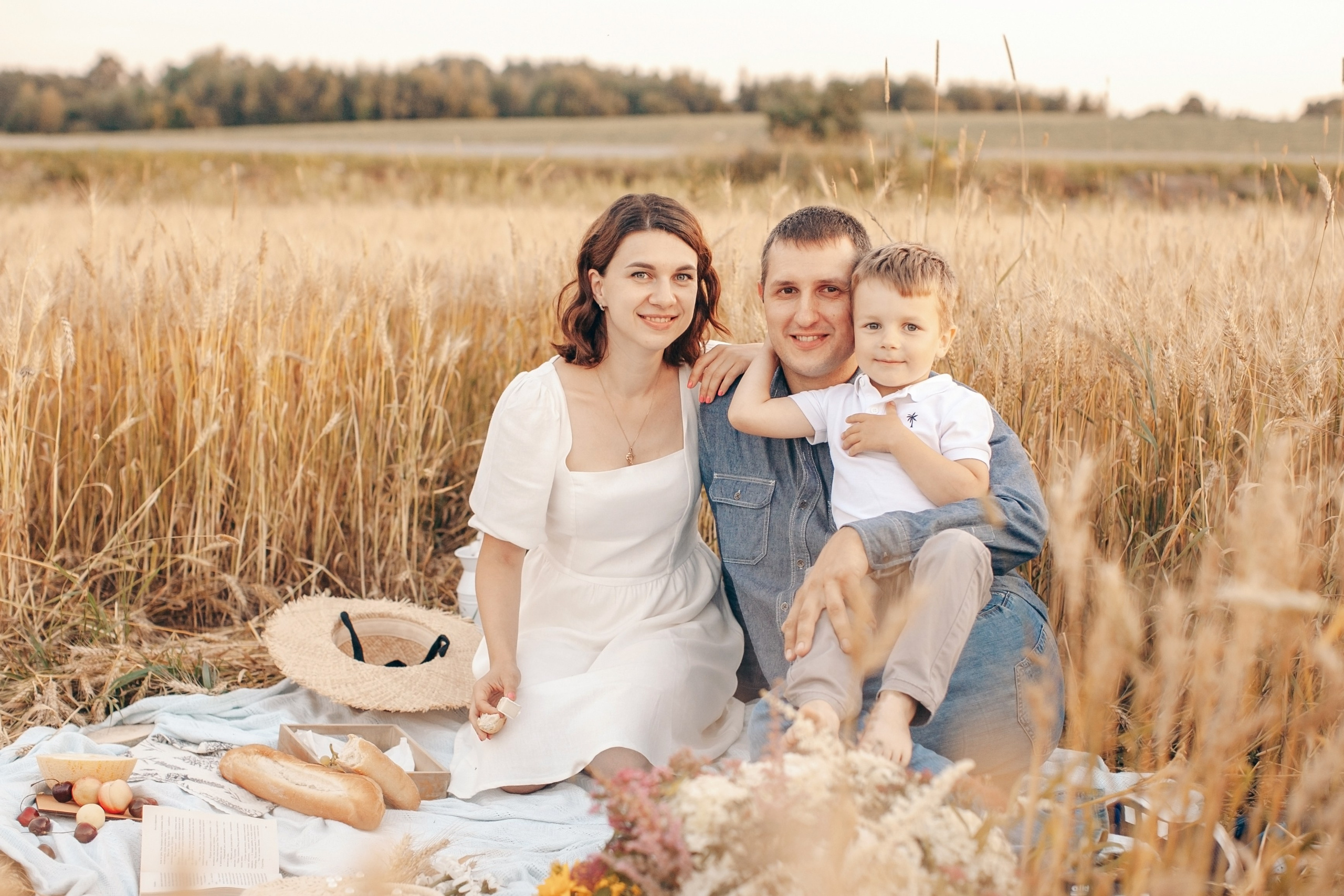 Семейная фотосессия в поле на закате. Фотограф Ольга Ефремова