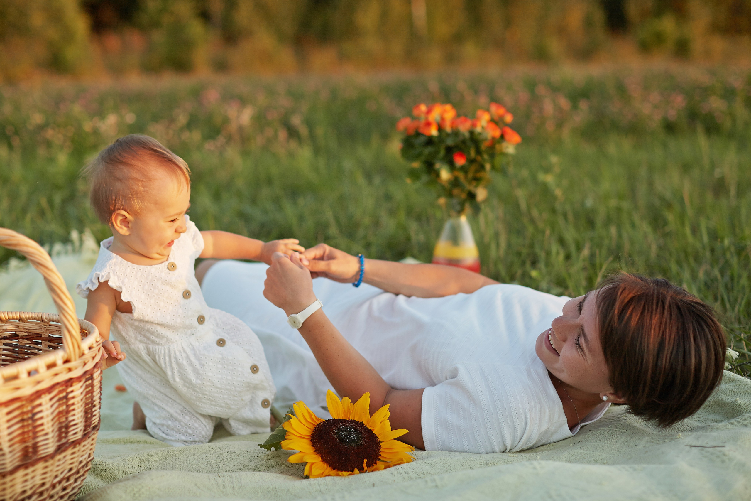 Мама с дочкой в поле на закате. Фотограф Ольга Ефремова