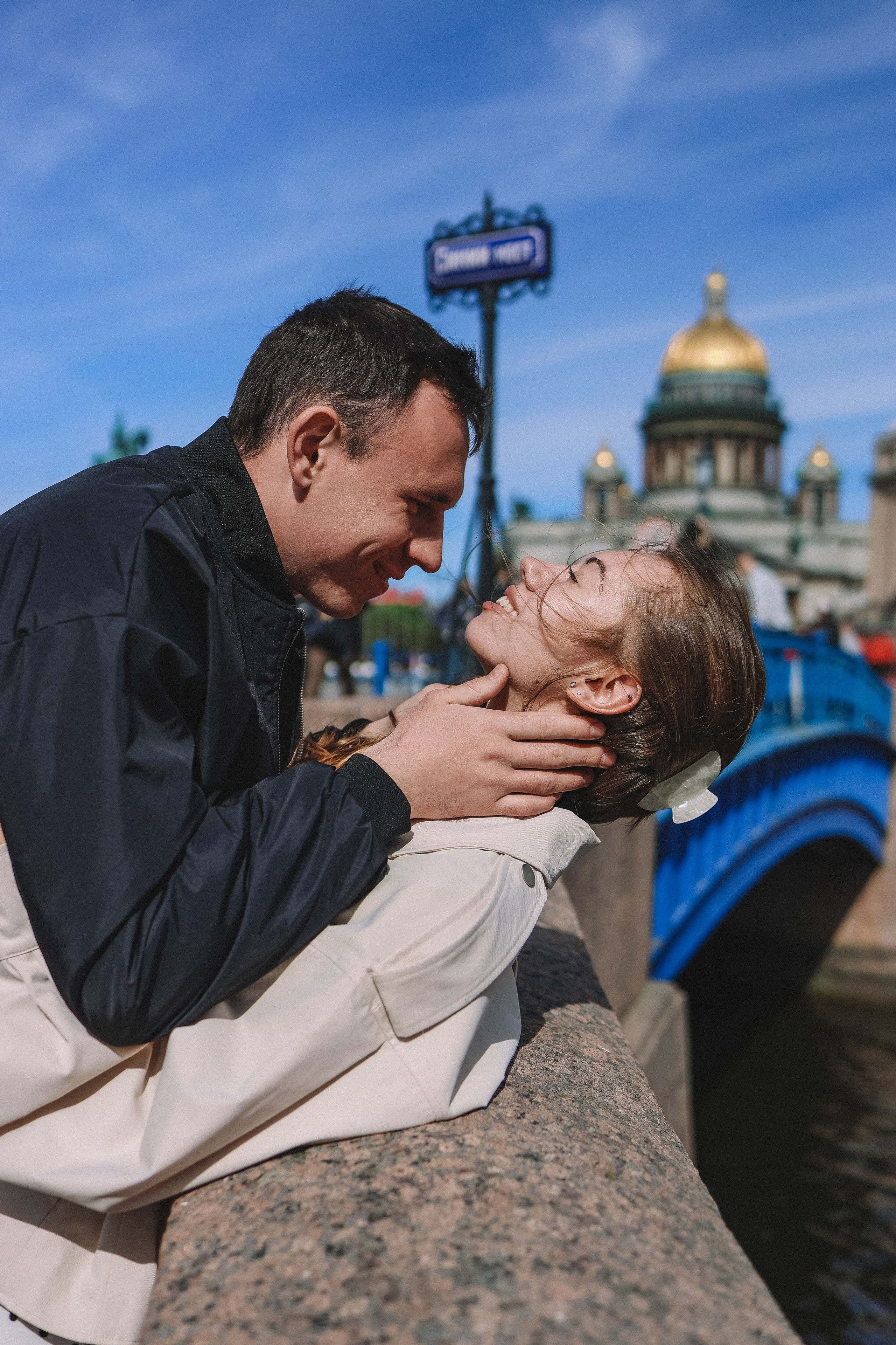 Романтический портрет влюбленных у Исаакиевского собора в СПб