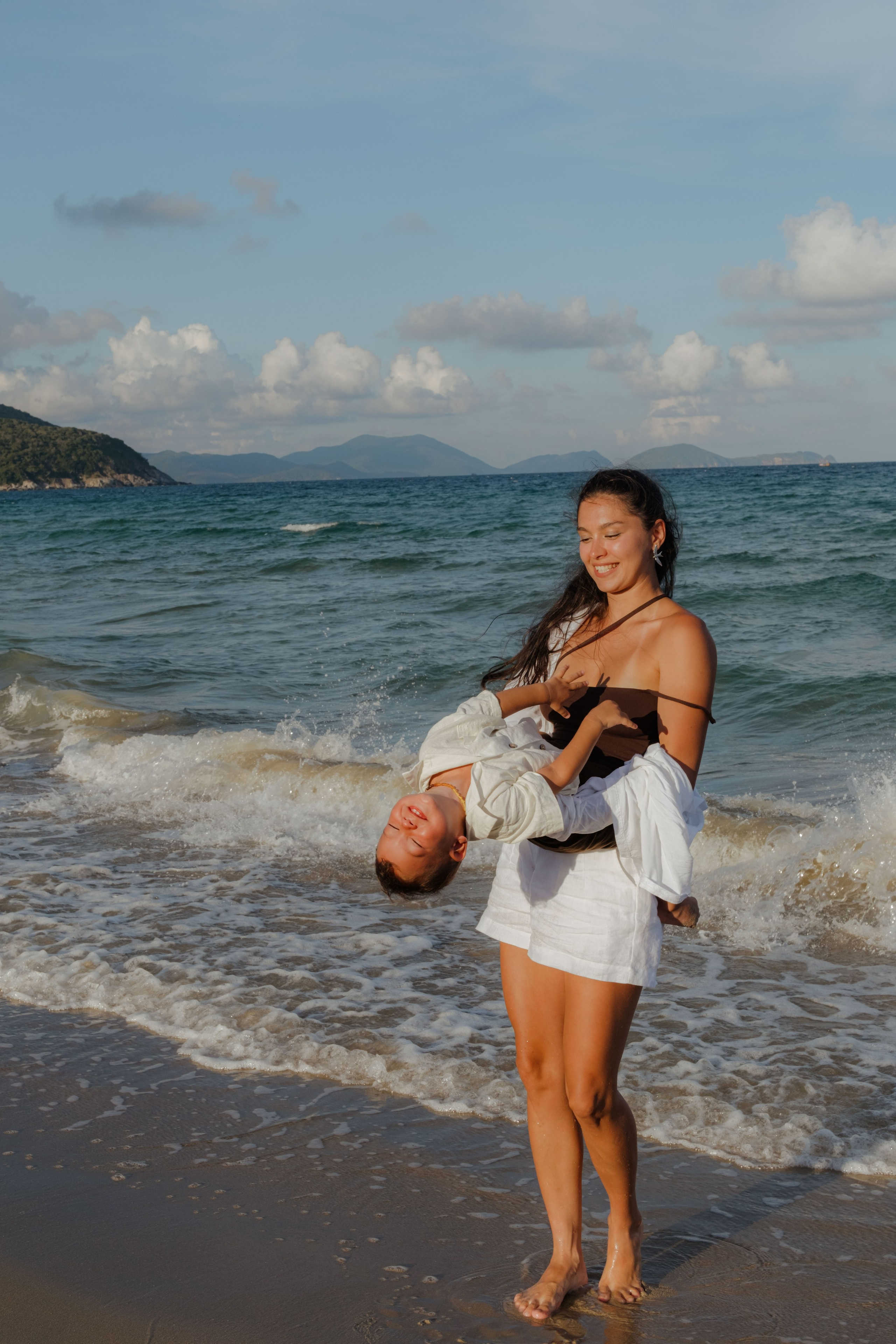 Mother and daughters. Portrait photographer Nha Trang | Julia Meshanina