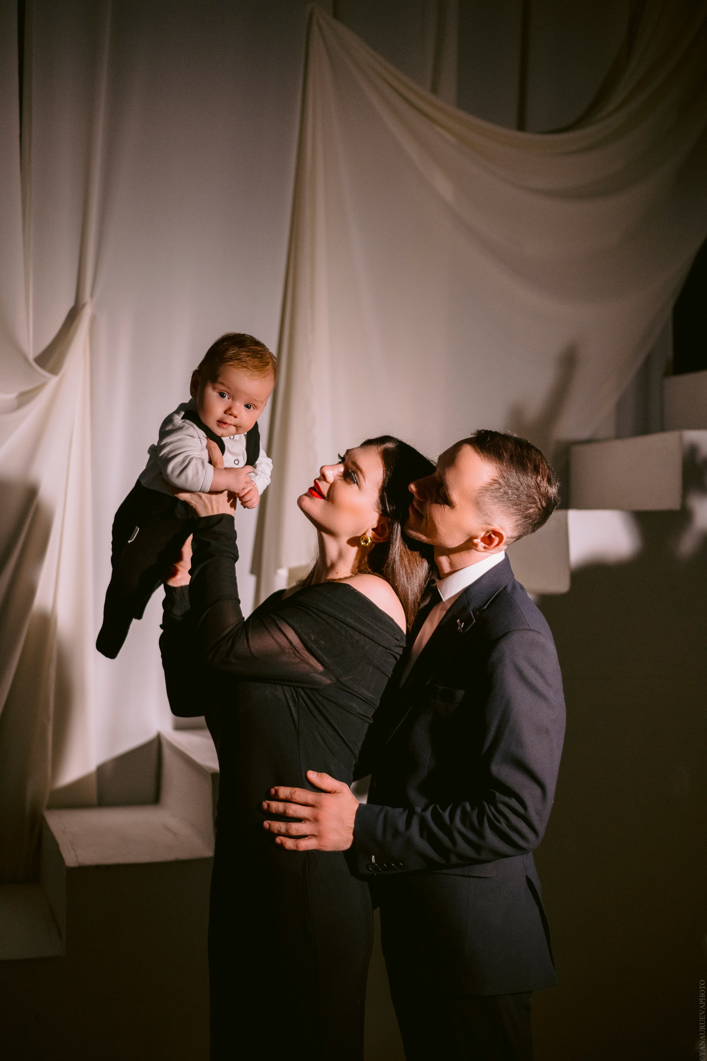 Элегантная семейная фотосессия в вечерних нарядах