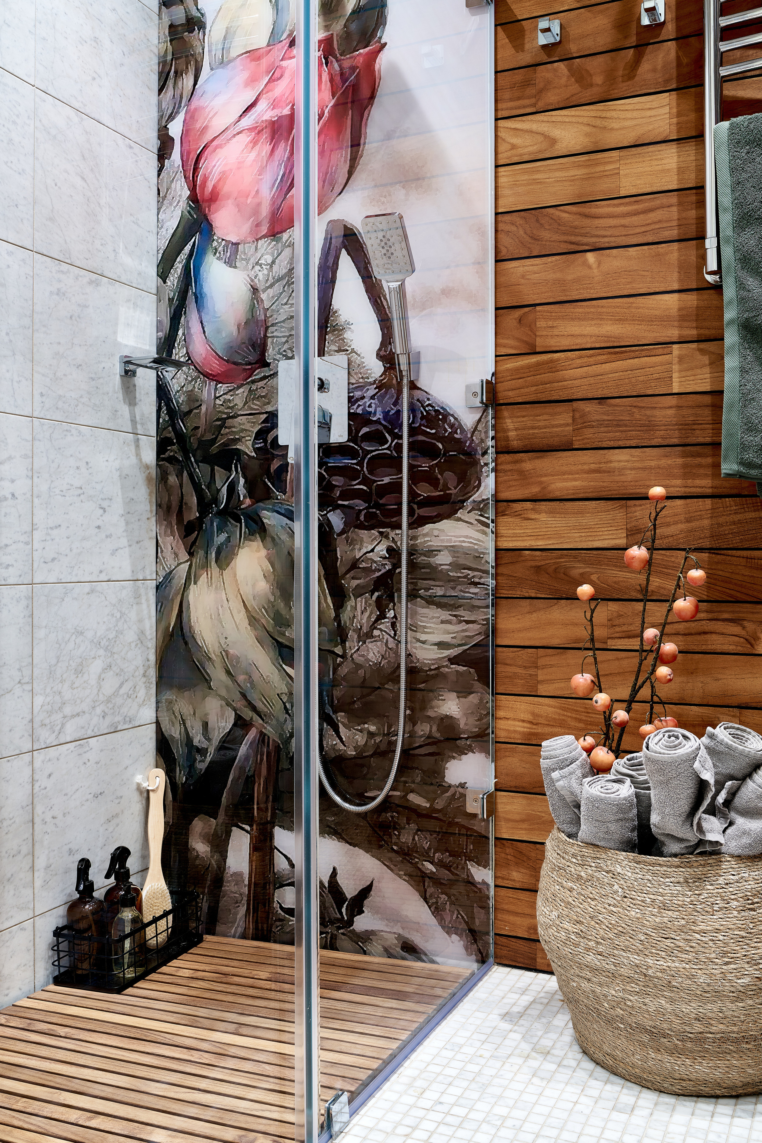 Интерьерная сьемка квартиры. Интерьерный фотограф Евгения Четий. Стеклянное пано в душе в ванне.