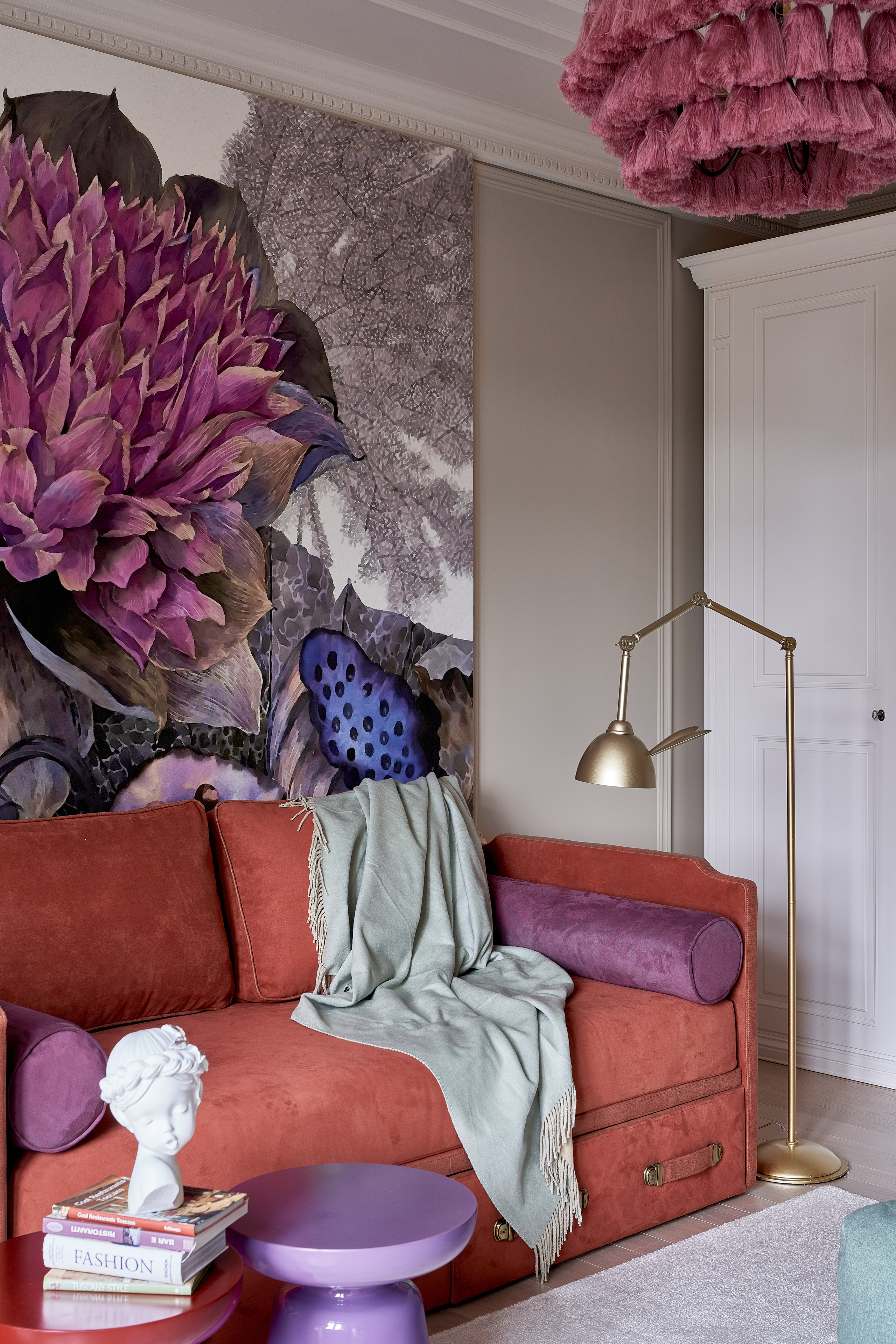 Интерьерная сьемка квартиры. Интерьерный фотограф Евгения Четий. Красный диван в детской комнате. Пано с цветами на стене в детской комнате.