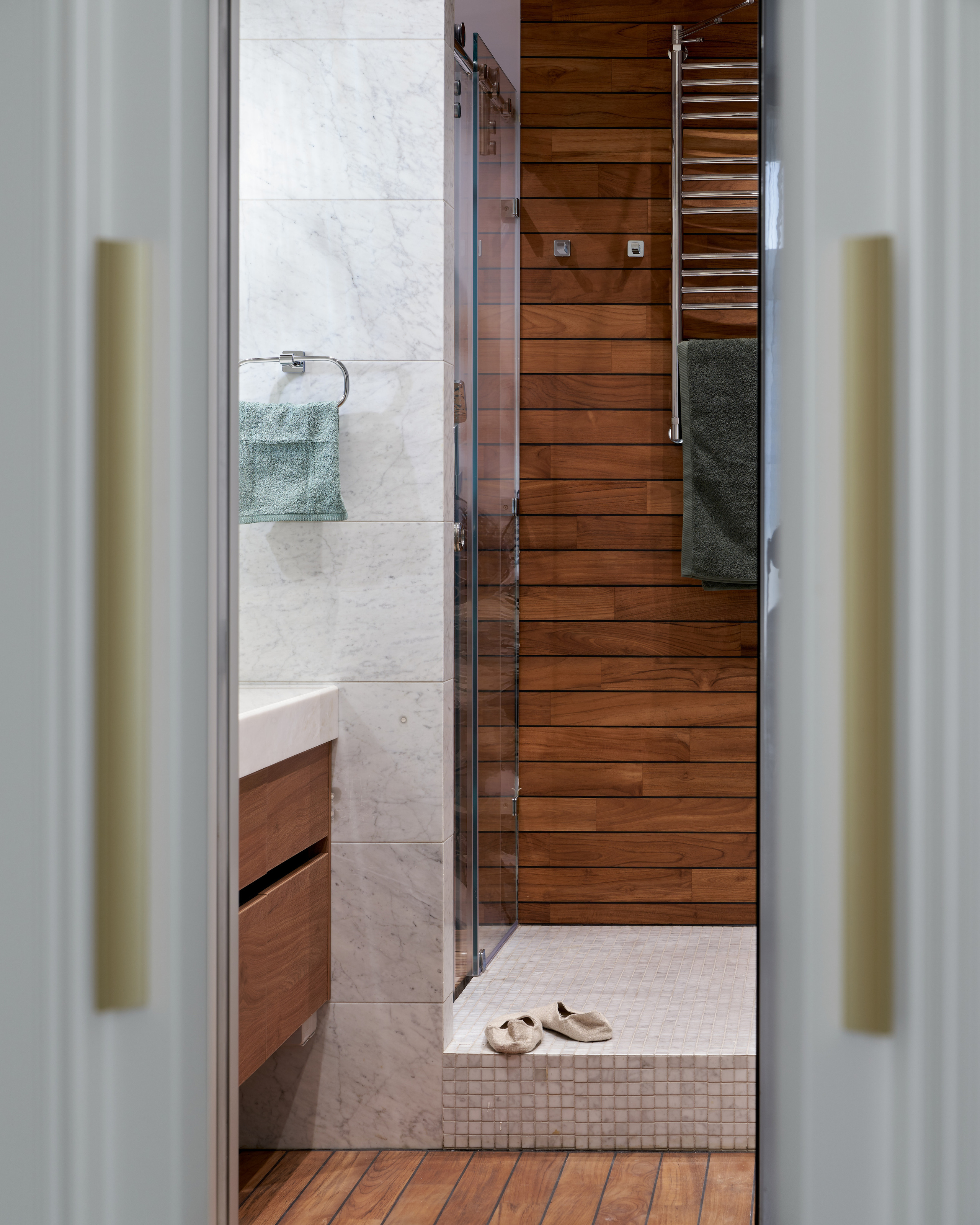 Интерьерная сьемка квартиры. Интерьерный фотограф Евгения Четий. Тиковое дерево на полу в ванне.