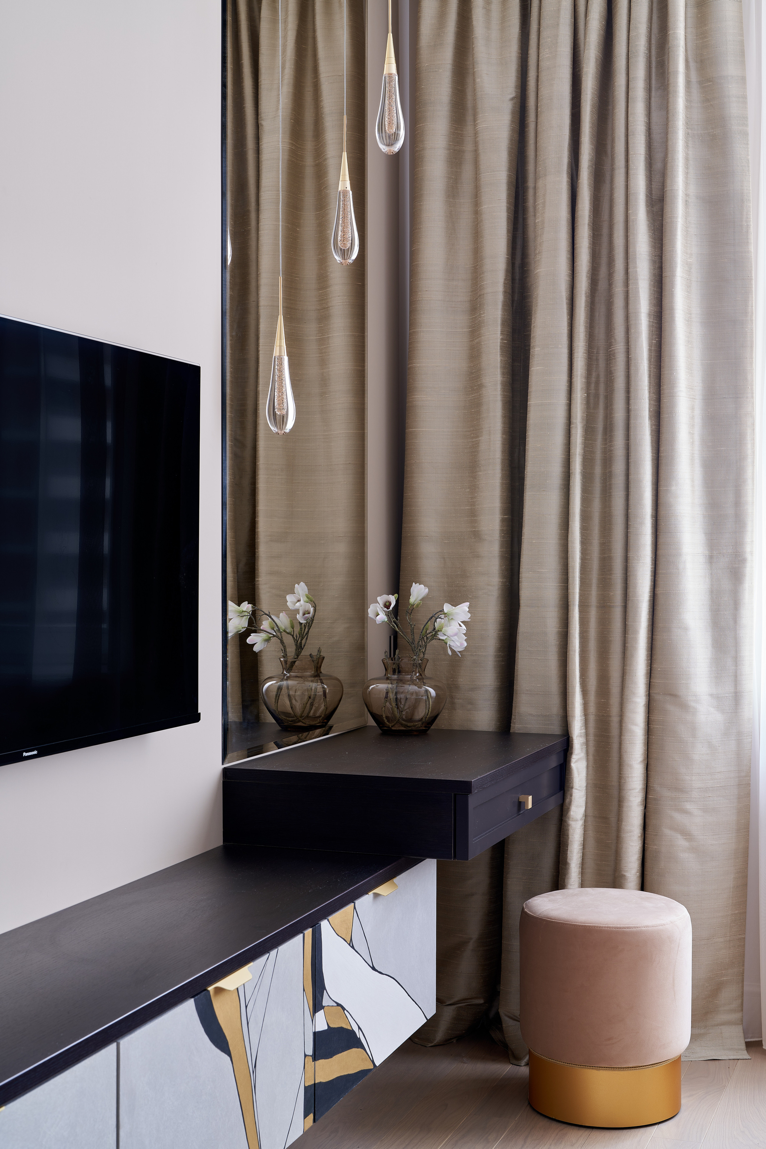 Интерьерная сьемка квартиры. Интерьерный фотограф Евгения Четий. Тумба под телевизор с интерьерной картиной. Косметический столик.