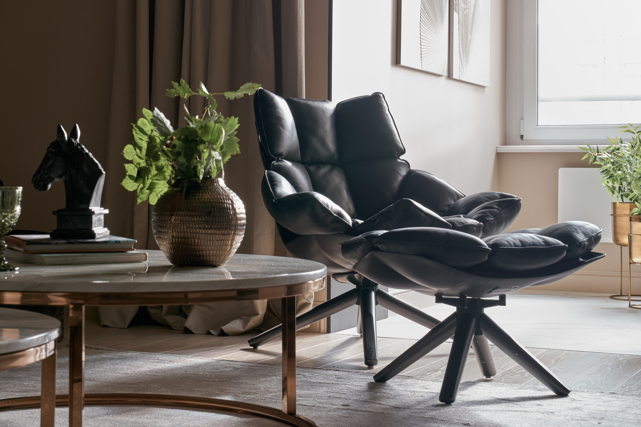 Интерьерная сьемка квартиры. Интерьерный фотограф Евгения Четий. Кожаное кресло в гостиной.