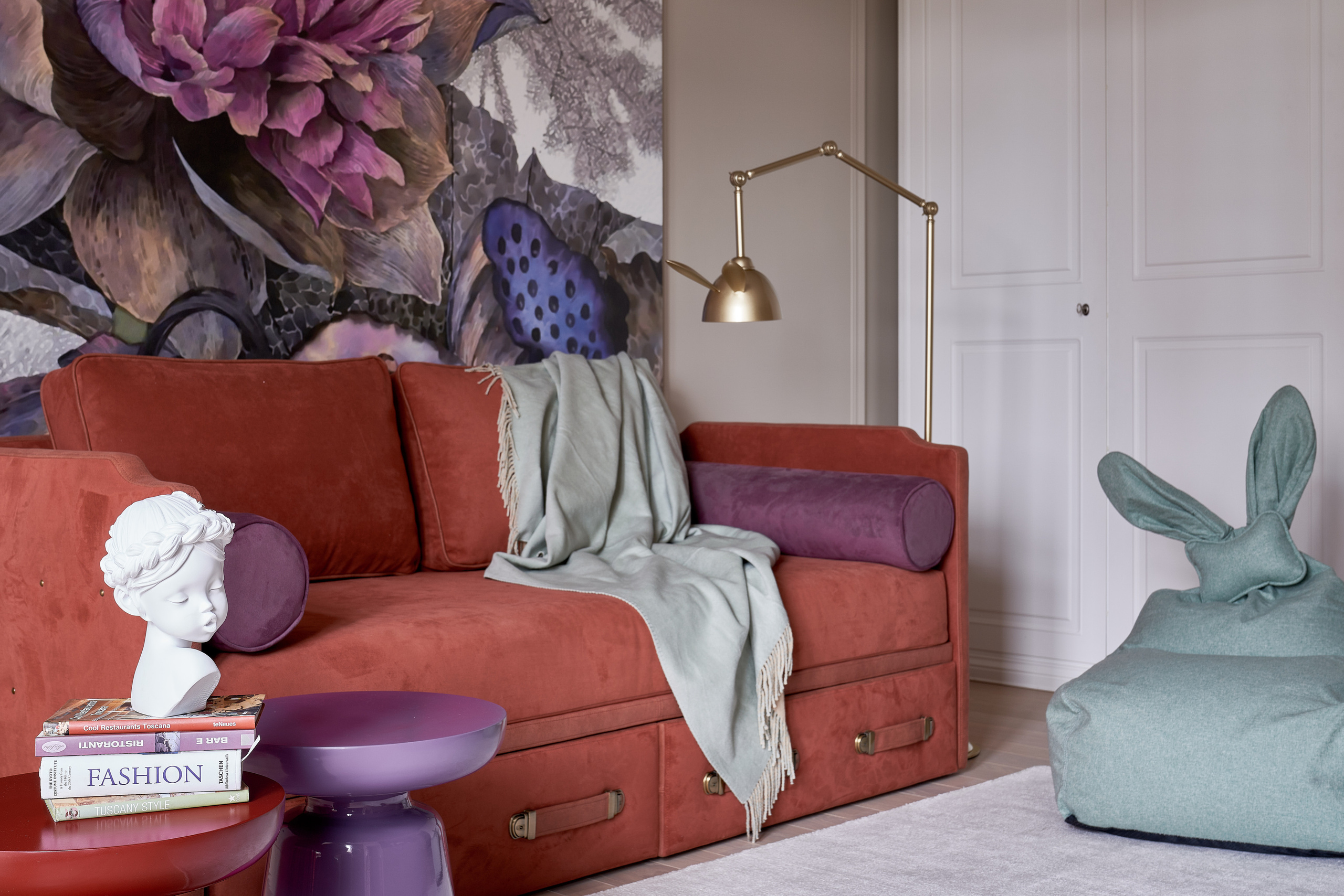 Интерьерная сьемка квартиры. Интерьерный фотограф Евгения Четий. Красный диван в детской комнате. Пано с цветами на стене в детской комнате.