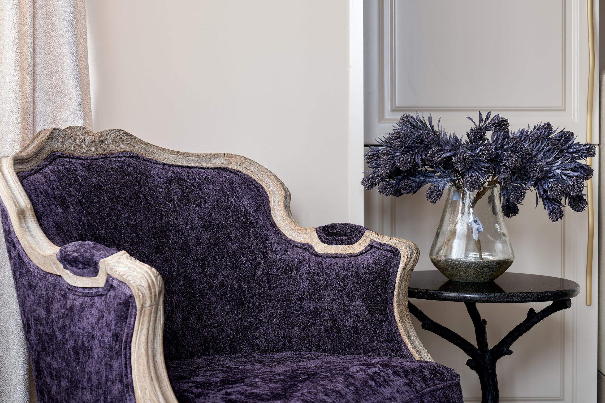 Интерьерная сьемка квартиры. Интерьерный фотограф Евгения Четий. Кресло сливового цвета.