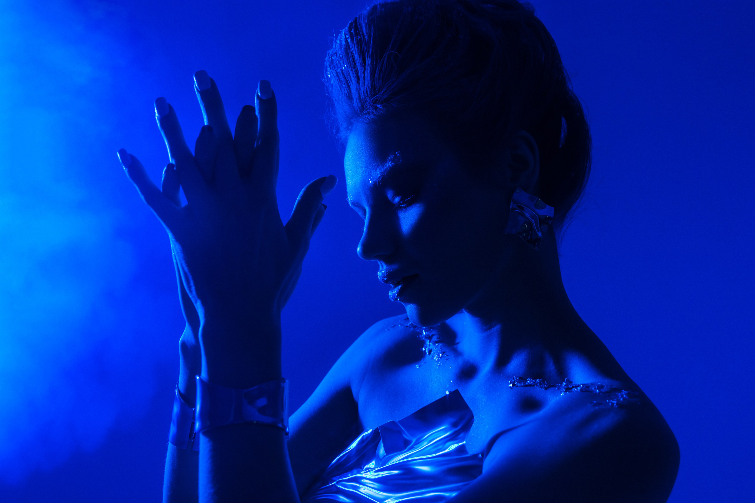 Синяя симфония силуэтов и холодного очарования.