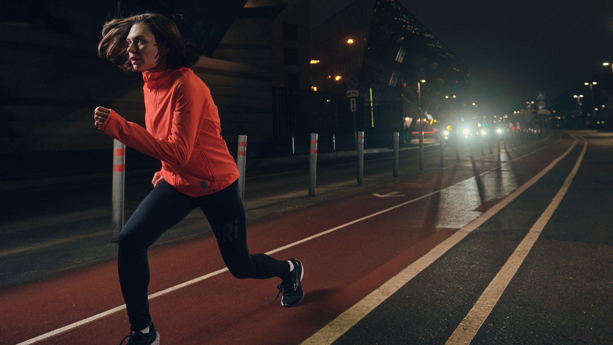 девушка занимается бегом 