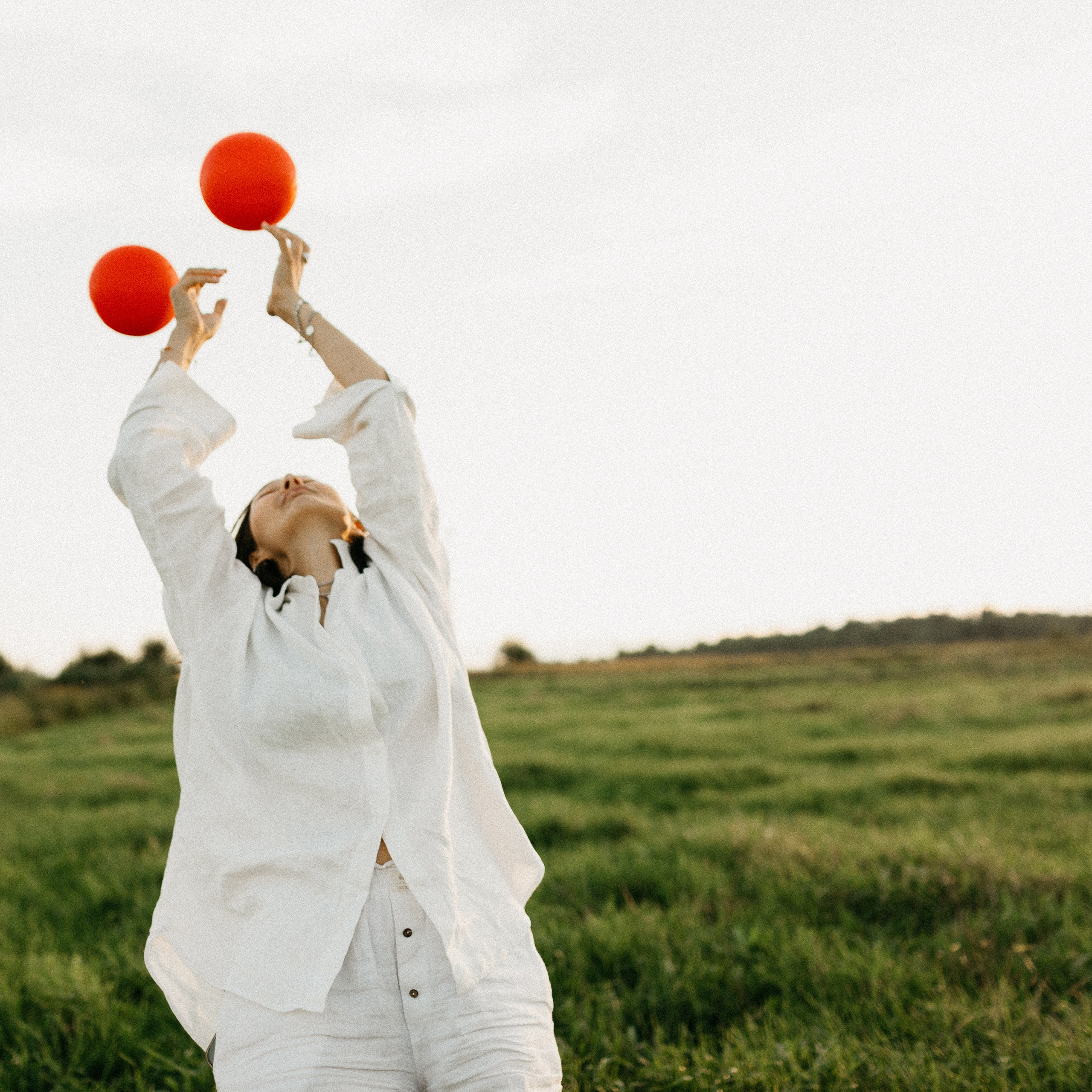 Фотосессия с красными мячами. Семейный фотограф Маша Тимофеева | Москва