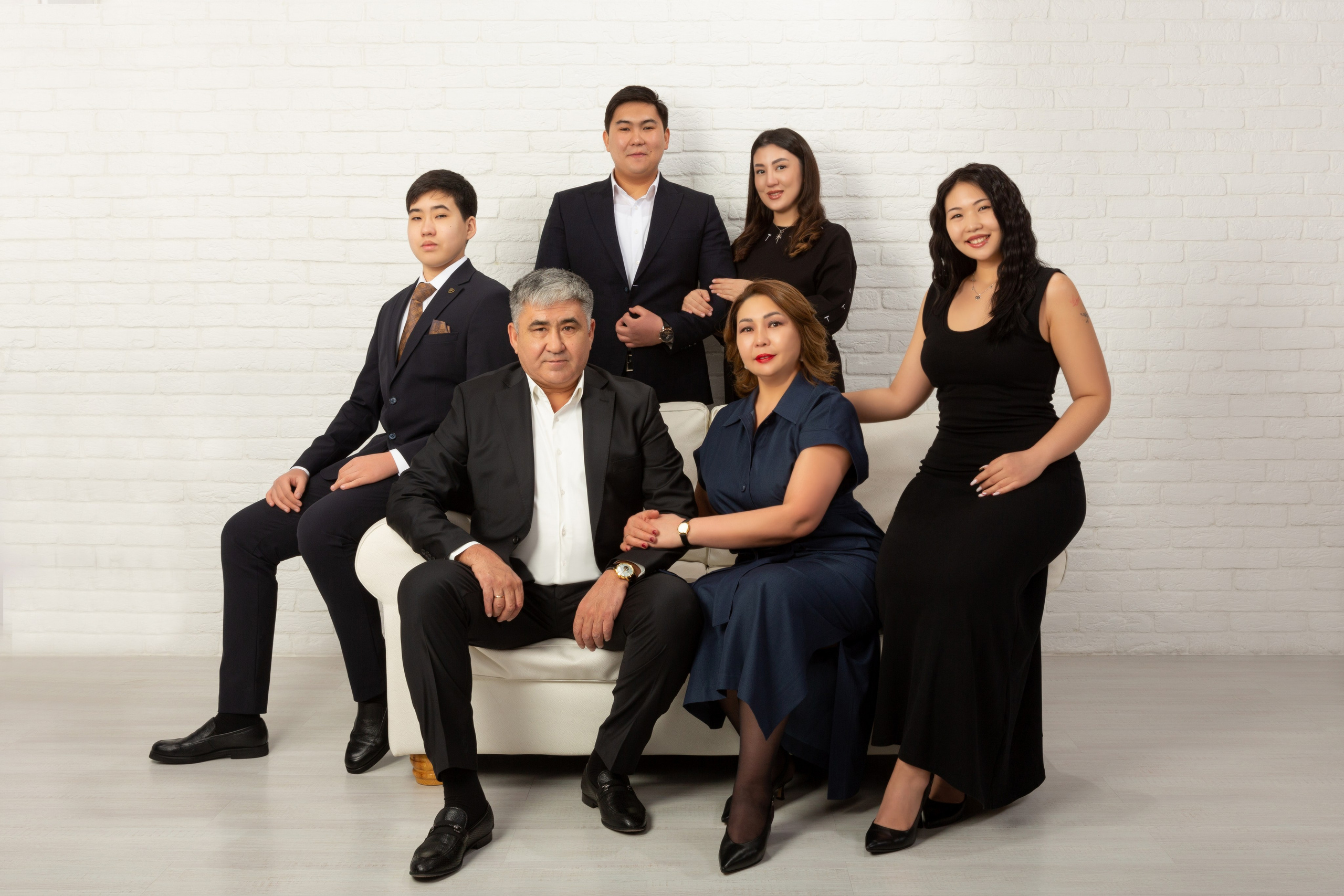 Фотосессия для большой семьи Алматы. Фотостудия Алматы. Семейная и детская фотостудия Family studio.Фотограф Алматы