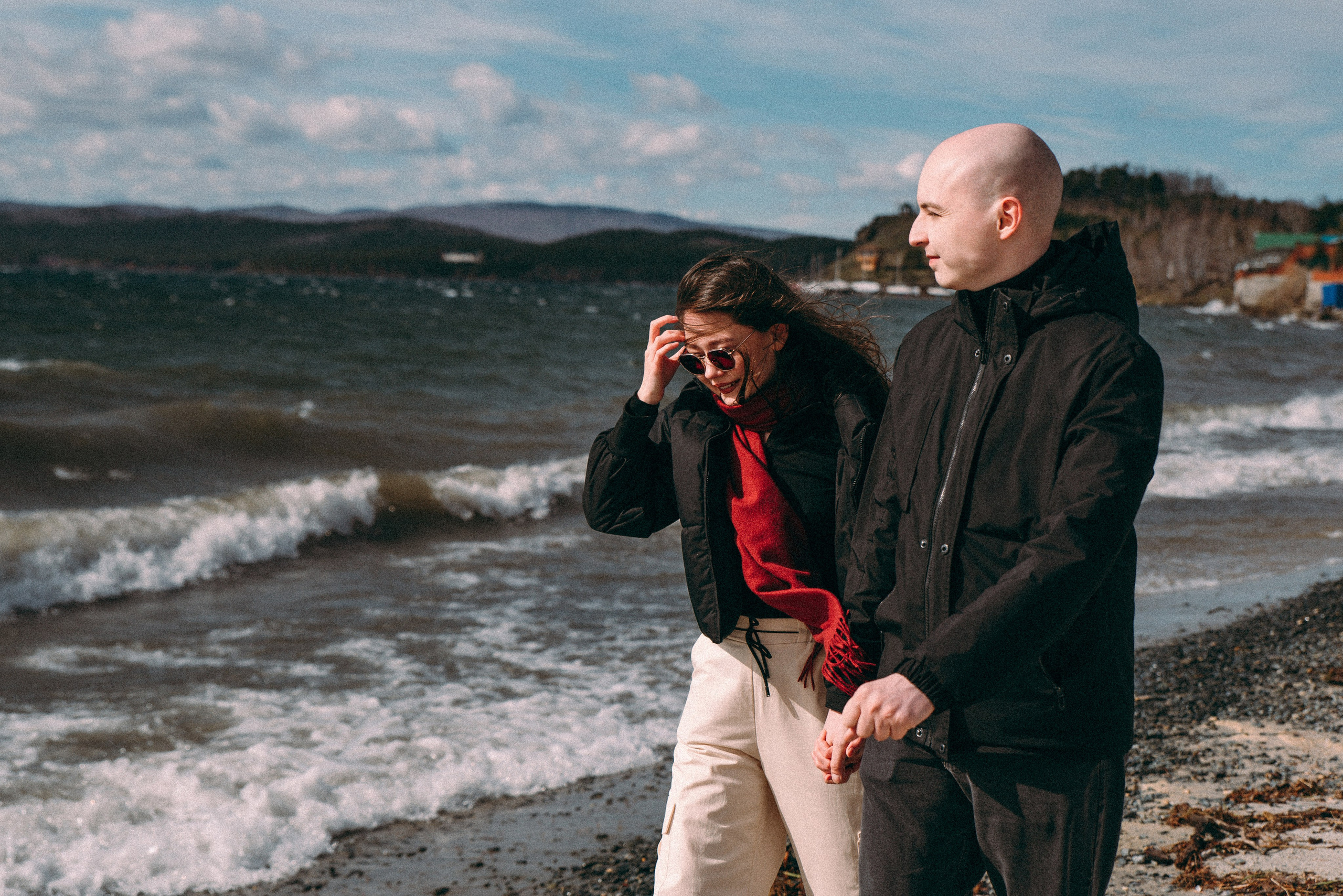 прогулка пары по берегу озера