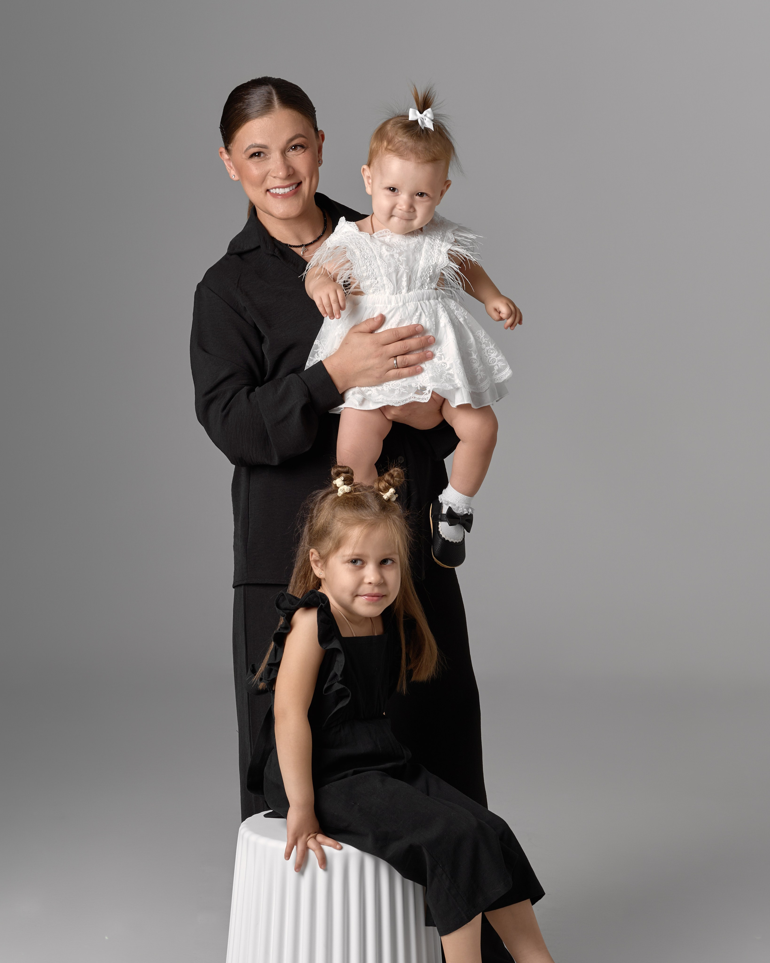 Семейная фотосессия в студии с импульсным светом