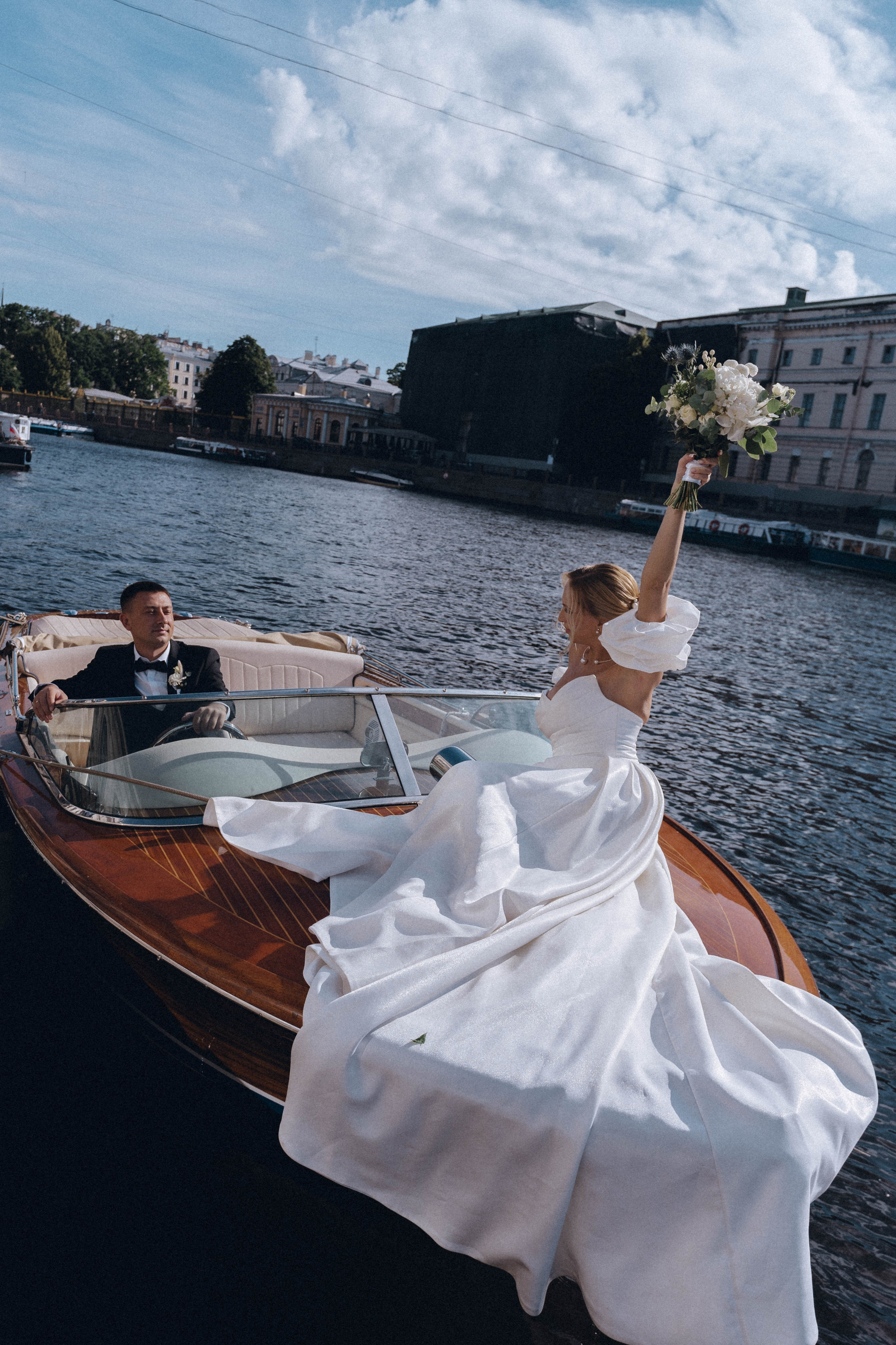СВАДЕНБНАЯ СЬЕМКА НА КАТЕРЕ ПО КАНАЛАМ САНКТ-ПЕТЕРБУРГА И В АКВАТОРИИ НЕВЫ. Профессиональный фотограф, Санкт-Петербург — Виктория Богомолова