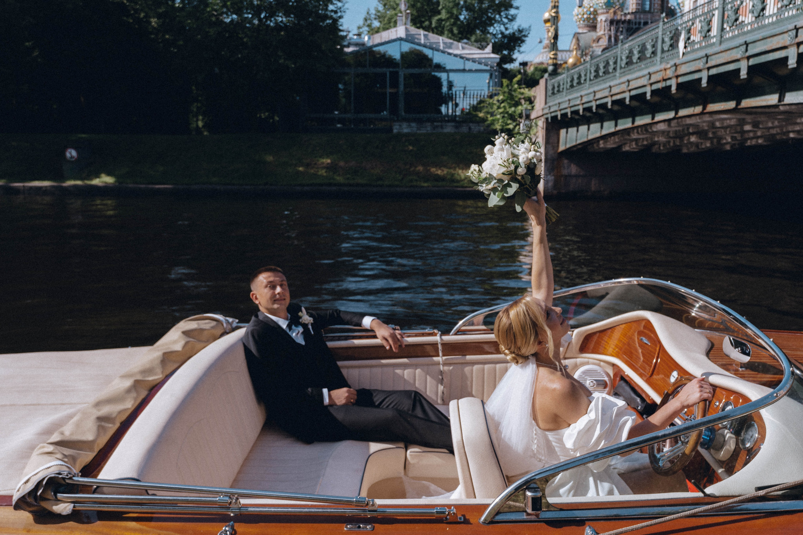 СВАДЕНБНАЯ СЬЕМКА НА КАТЕРЕ ПО КАНАЛАМ САНКТ-ПЕТЕРБУРГА И В АКВАТОРИИ НЕВЫ. Профессиональный фотограф, Санкт-Петербург — Виктория Богомолова