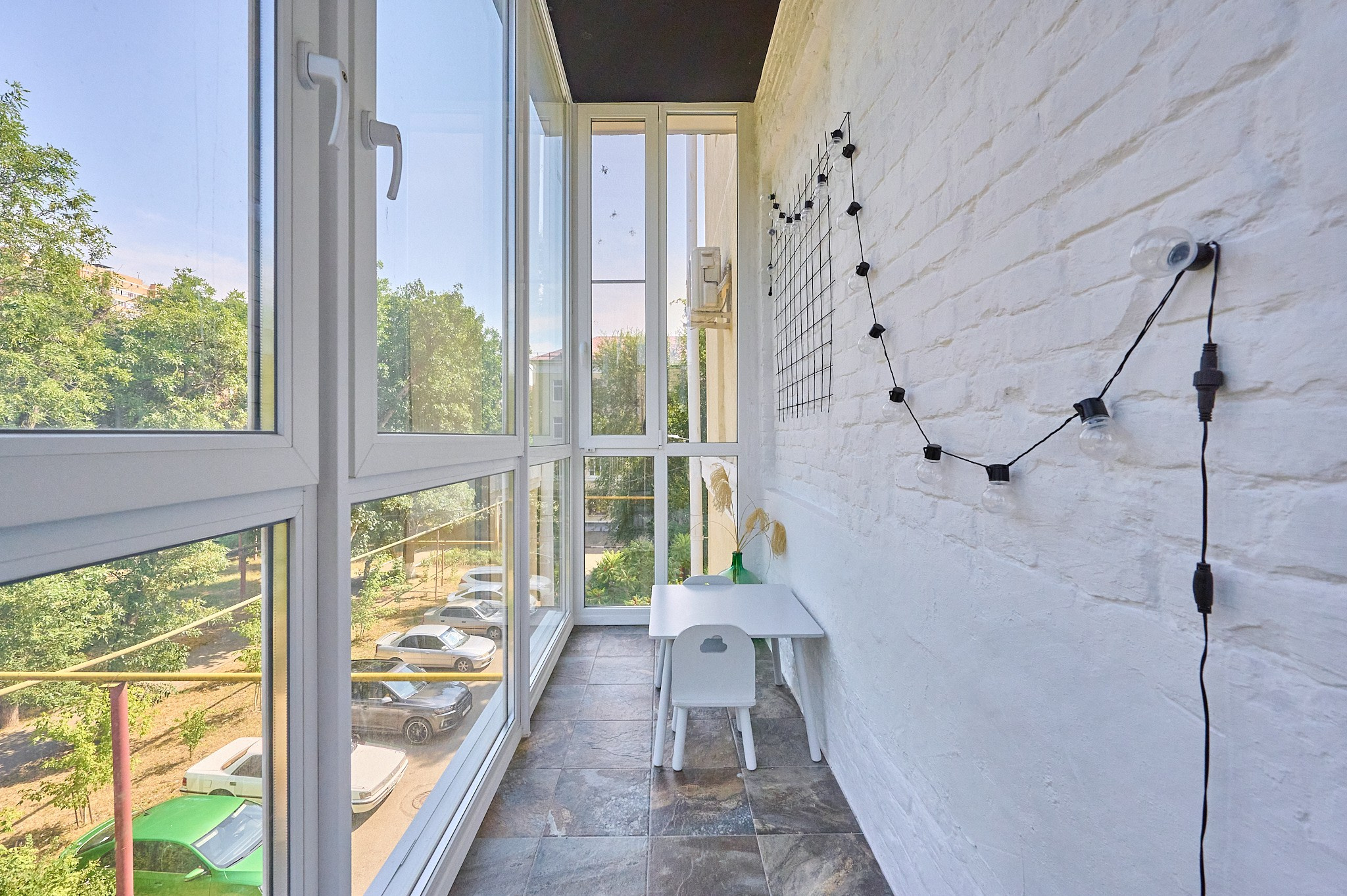 балкон светлые оттенки панорамные окна белый столик