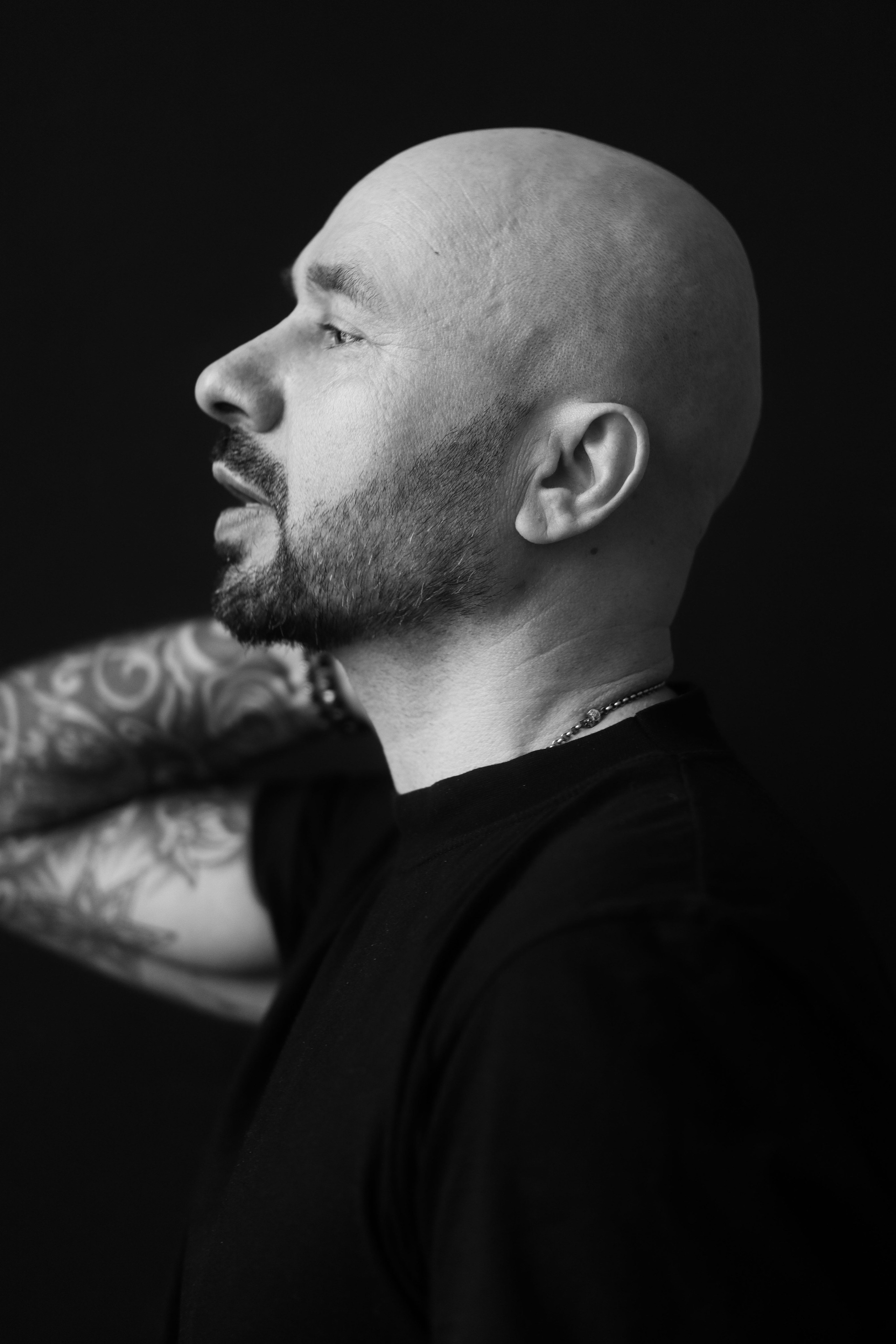 черно-белый портрет в профиль