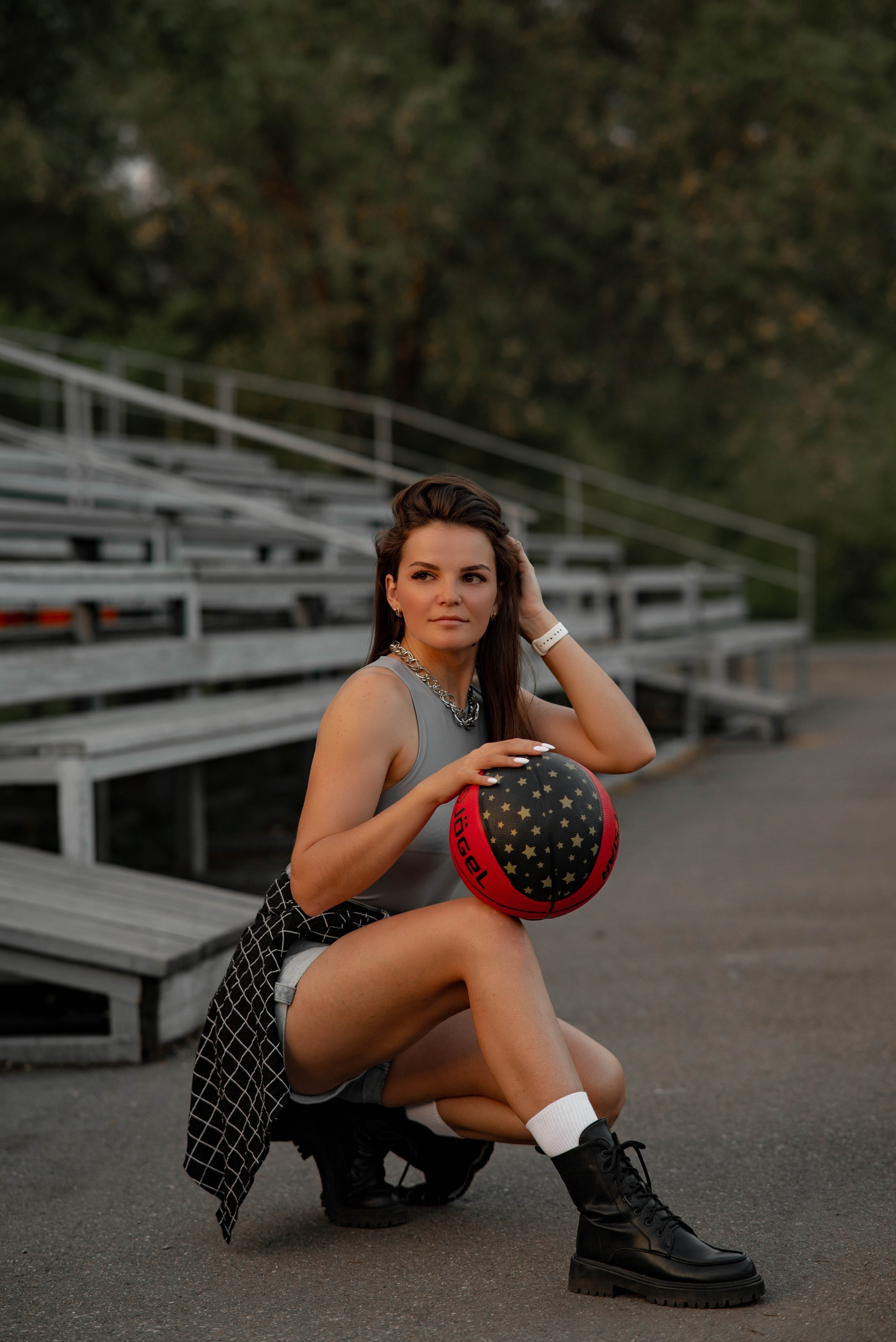 Девушка- спортсменка на стадионе города Абакана при закатном солнце. Семейный и свадебный фотограф в Абакане Юлия Су