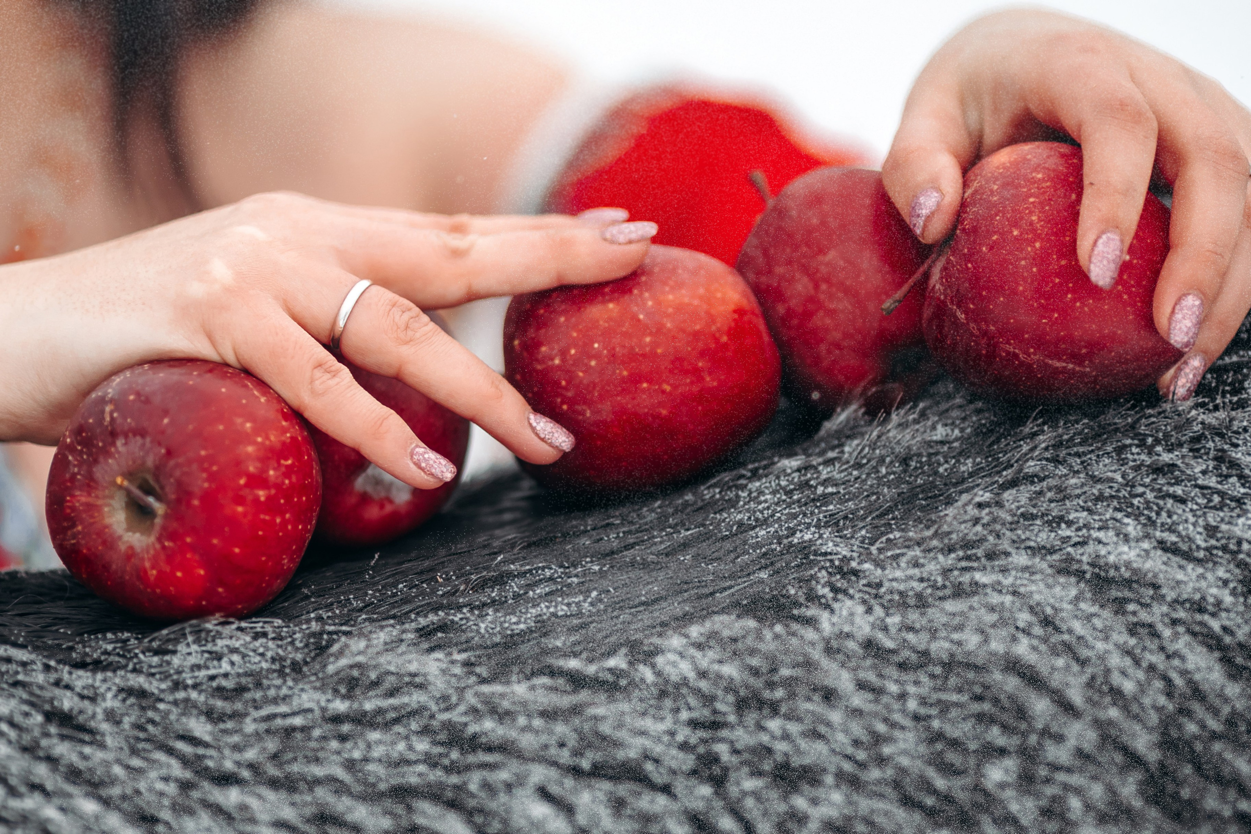 Яблоки на снегу. Анна Молчанова конный фотограф в Тюмени | фотосессии с лошадьми Тюмень