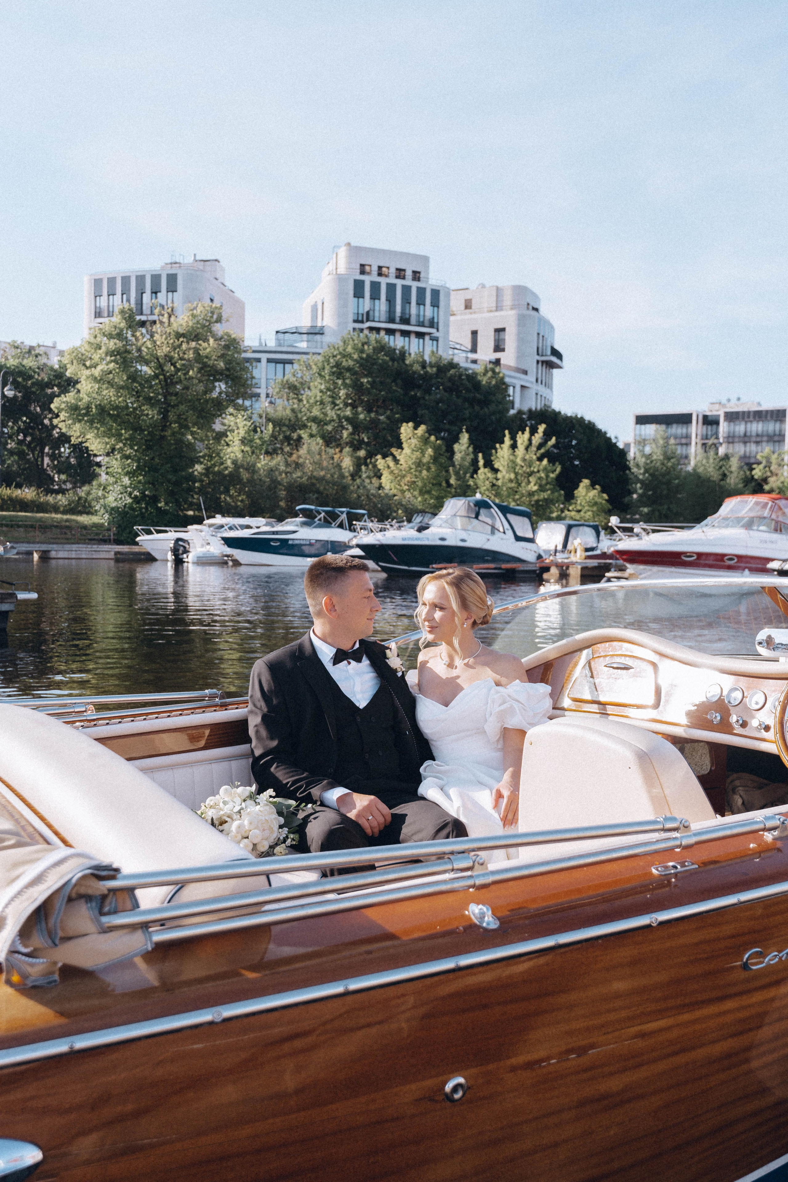 СВАДЕНБНАЯ СЬЕМКА НА КАТЕРЕ ПО КАНАЛАМ САНКТ-ПЕТЕРБУРГА И В АКВАТОРИИ НЕВЫ. Профессиональный фотограф, Санкт-Петербург — Виктория Богомолова