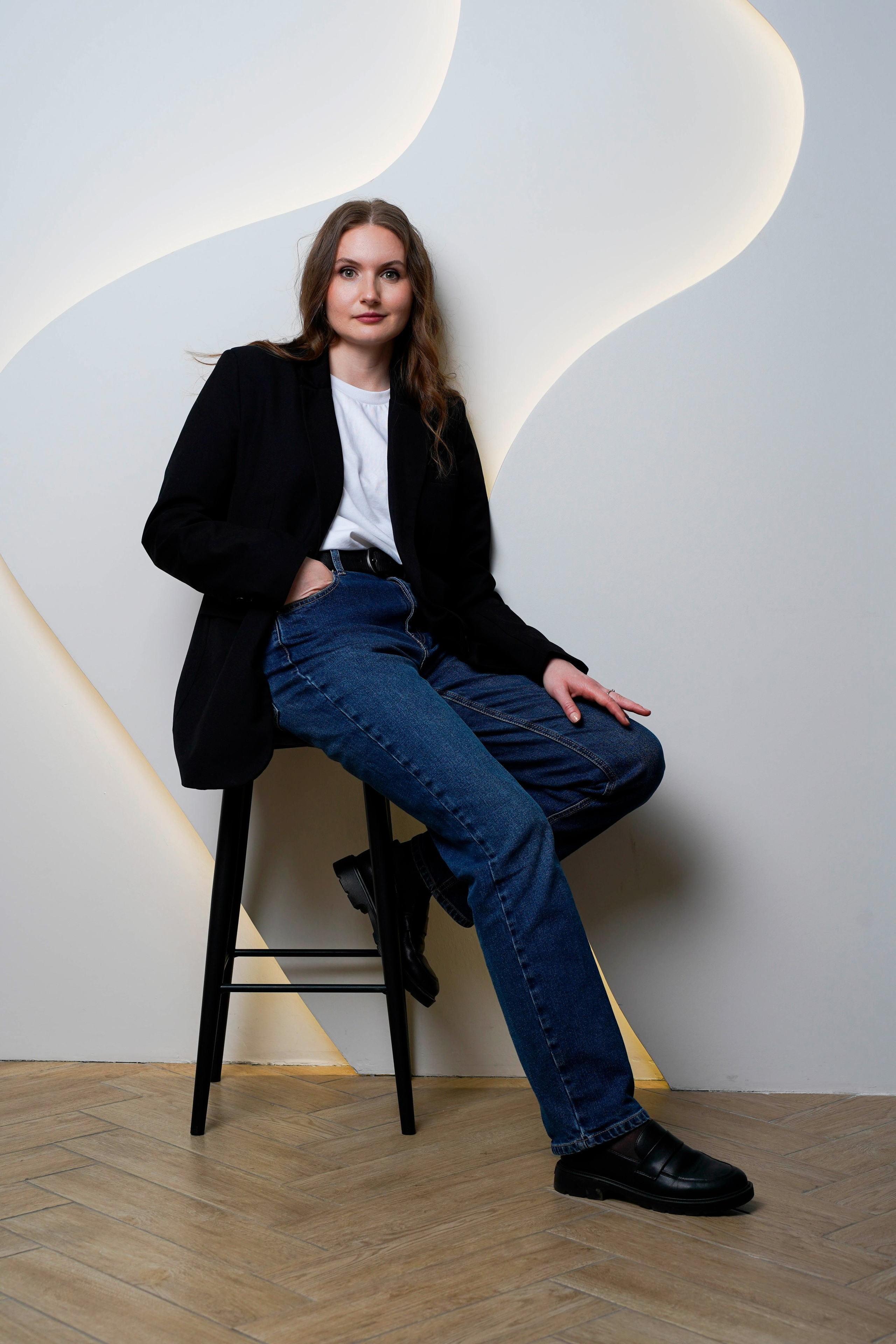 Девушка в интерьере на стуле. Фотограф Анна Калинцева