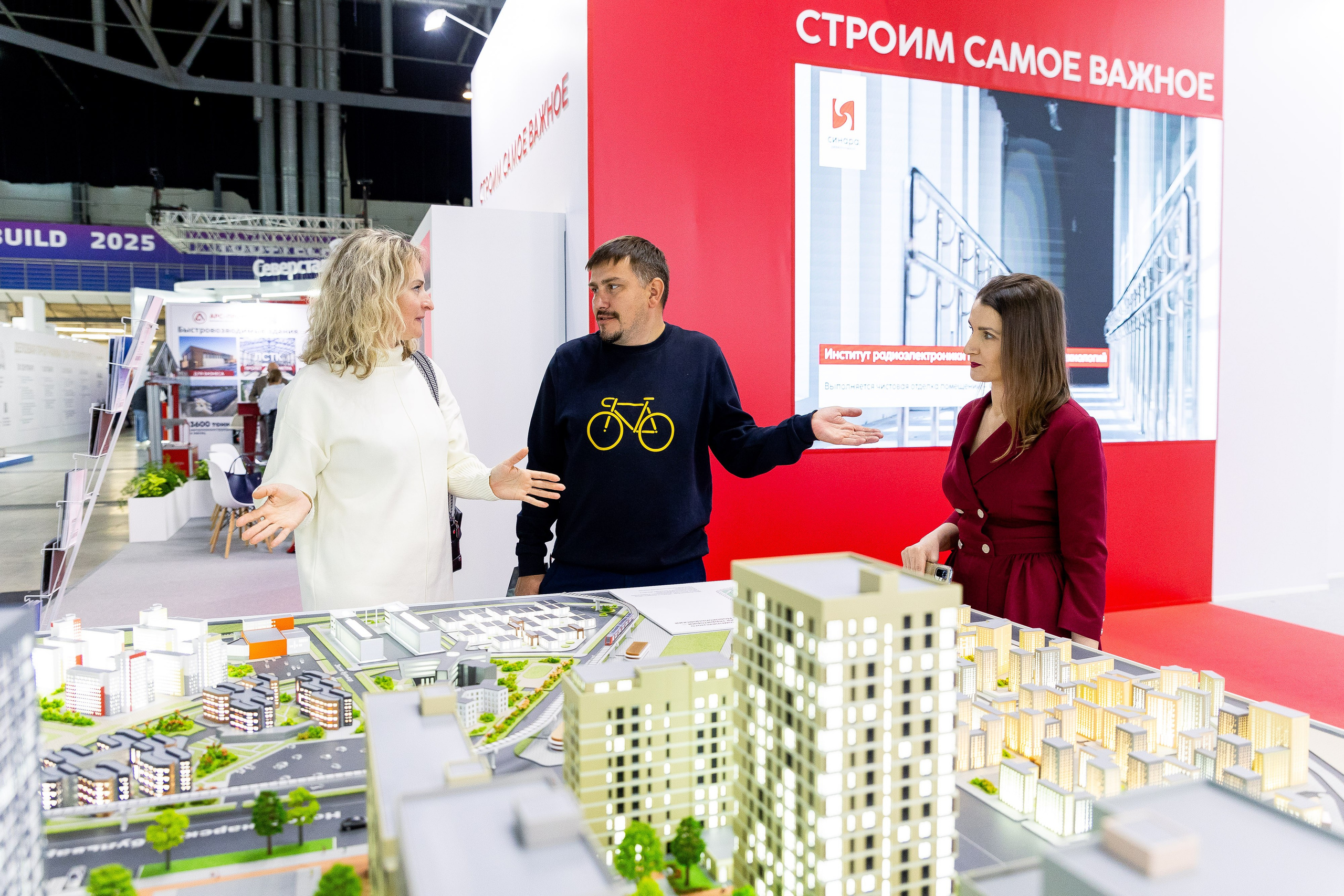 100+ (разные стенды). Фотограф Родион Нарудинов